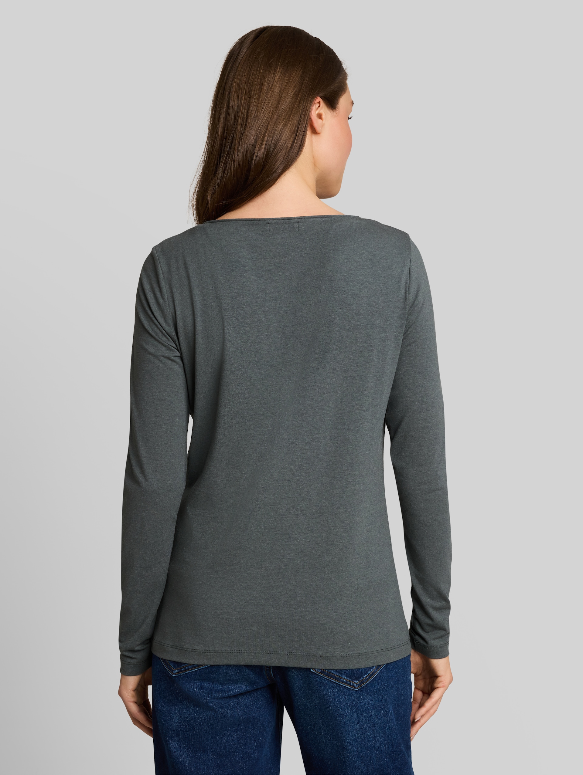Slim Fit Langarmshirt mit Knopfleiste - Darkest Olive - Auschnitt Model-Rückansicht