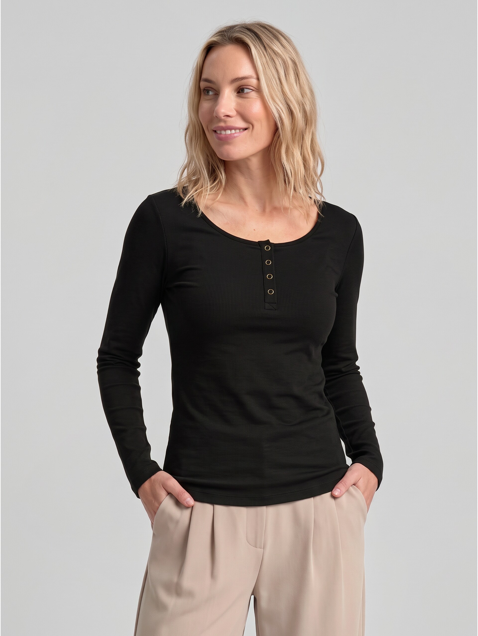 Slim Fit Langarmshirt mit Knopfleiste - deep black - Ausschnitt Model-Vorderansicht