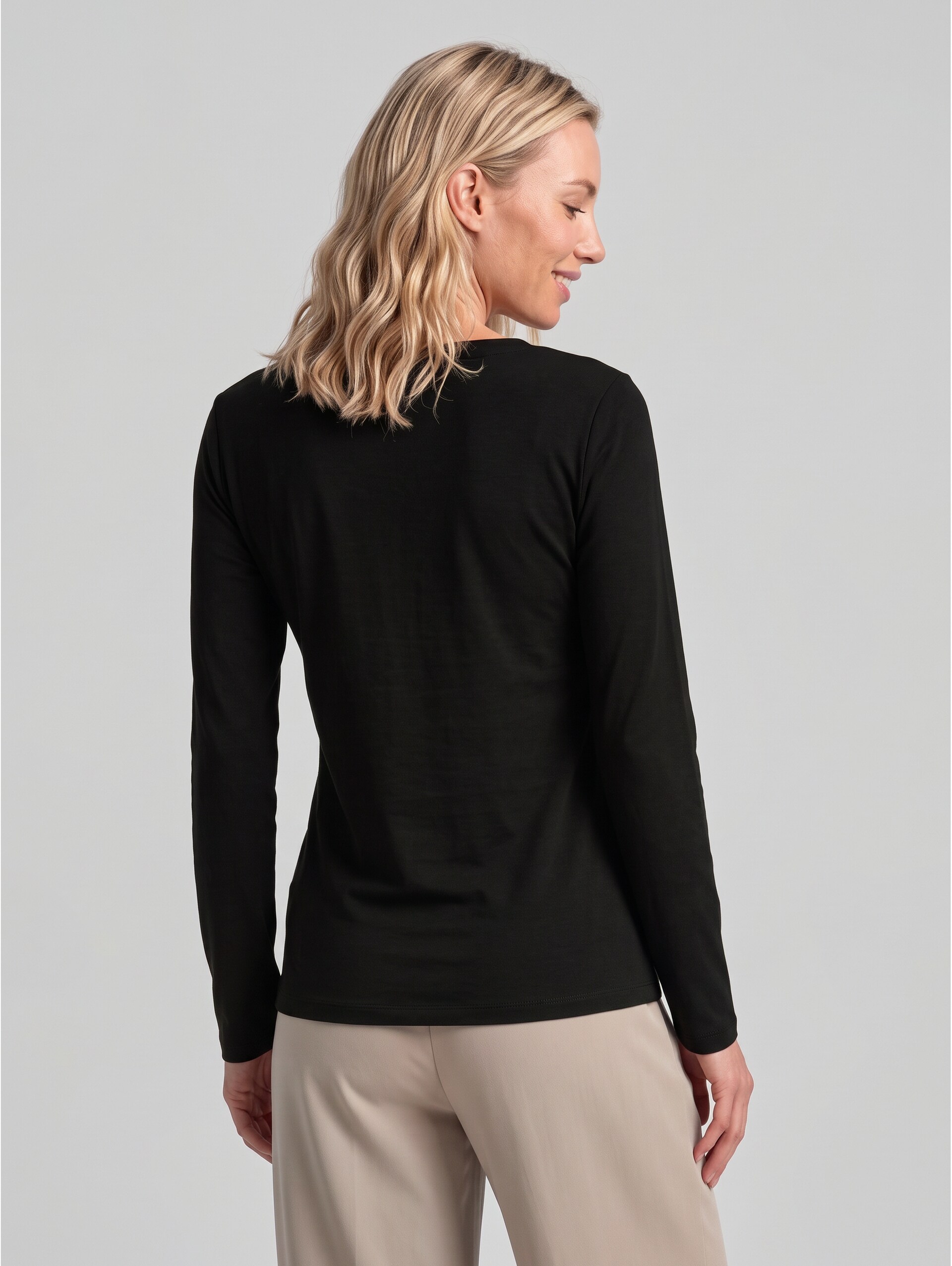 Slim Fit Langarmshirt mit Knopfleiste - deep black - Auschnitt Model-Rückansicht