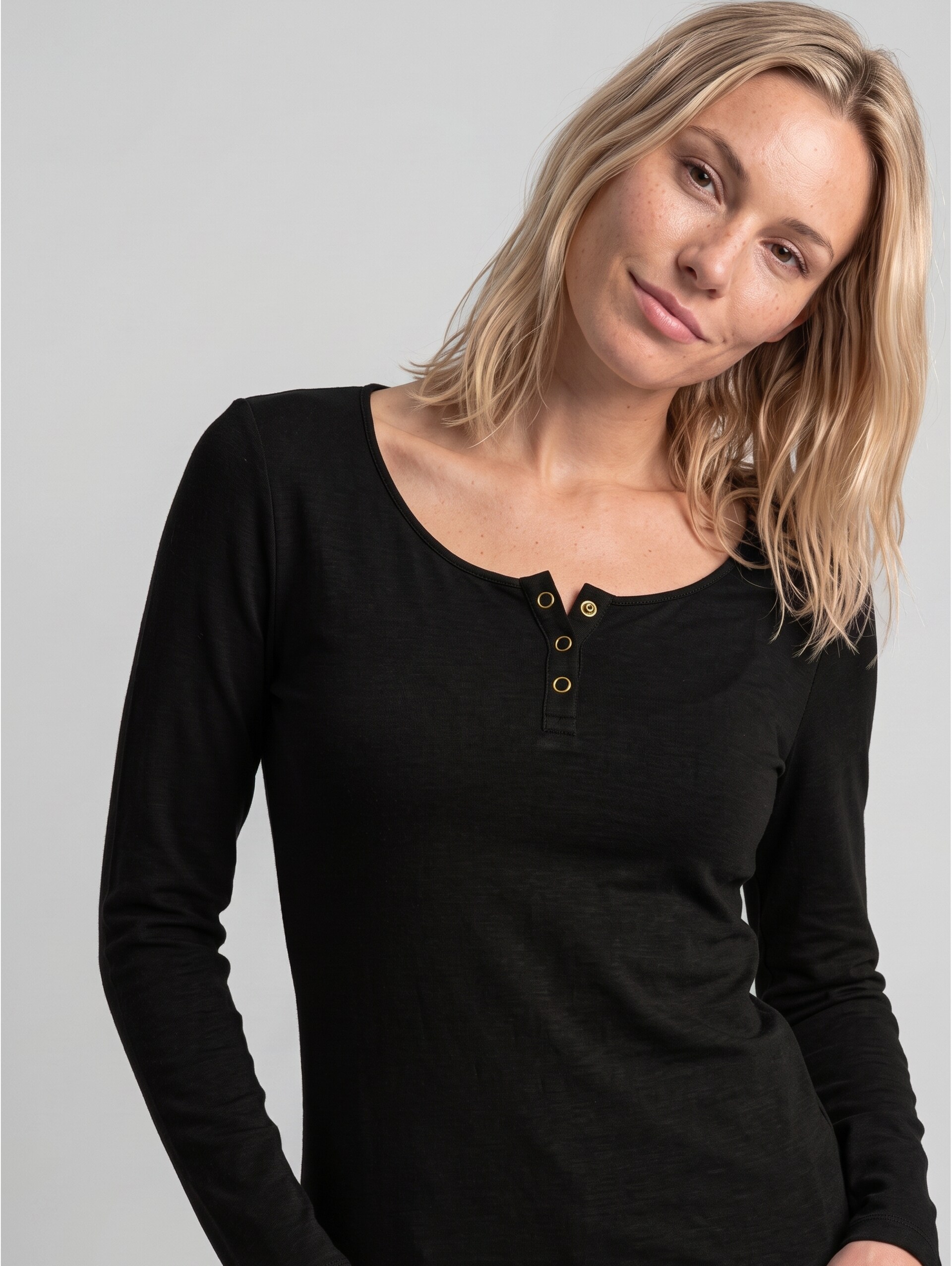 Slim Fit Langarmshirt mit Knopfleiste - deep black - Detail-Model-Ansicht