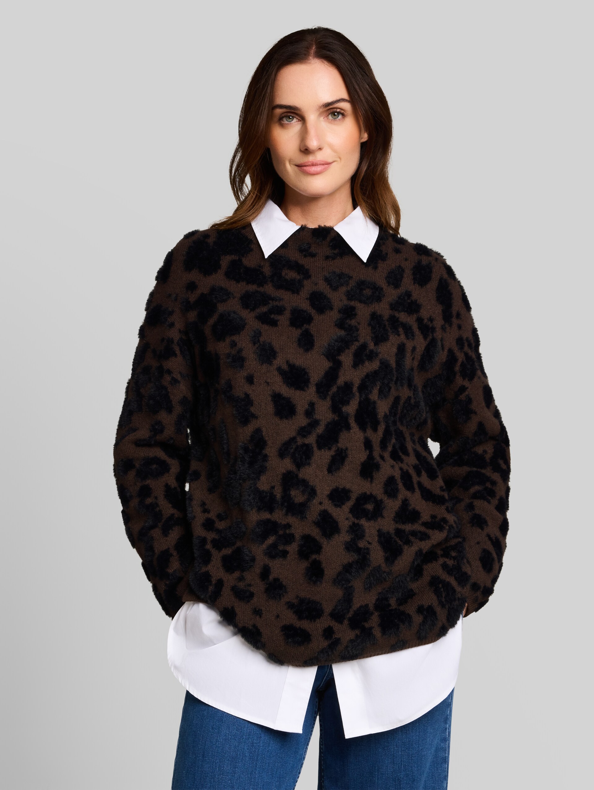 Oversize Strickpullover mit Leo-Print - java brown big leo design - Ausschnitt Model-Vorderansicht