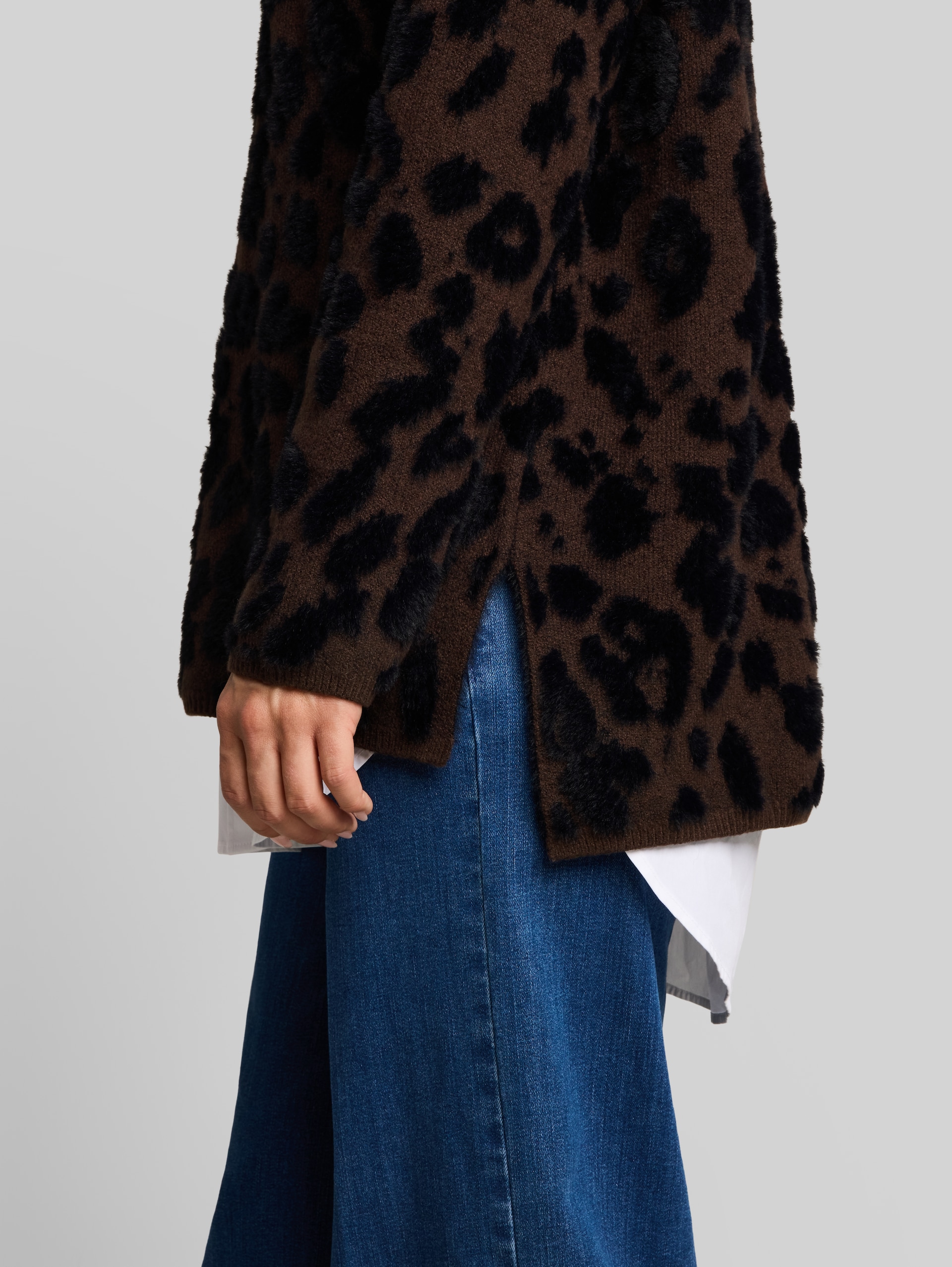 Oversize Strickpullover mit Leo-Print - java brown big leo design - Detail-Model-Ansicht