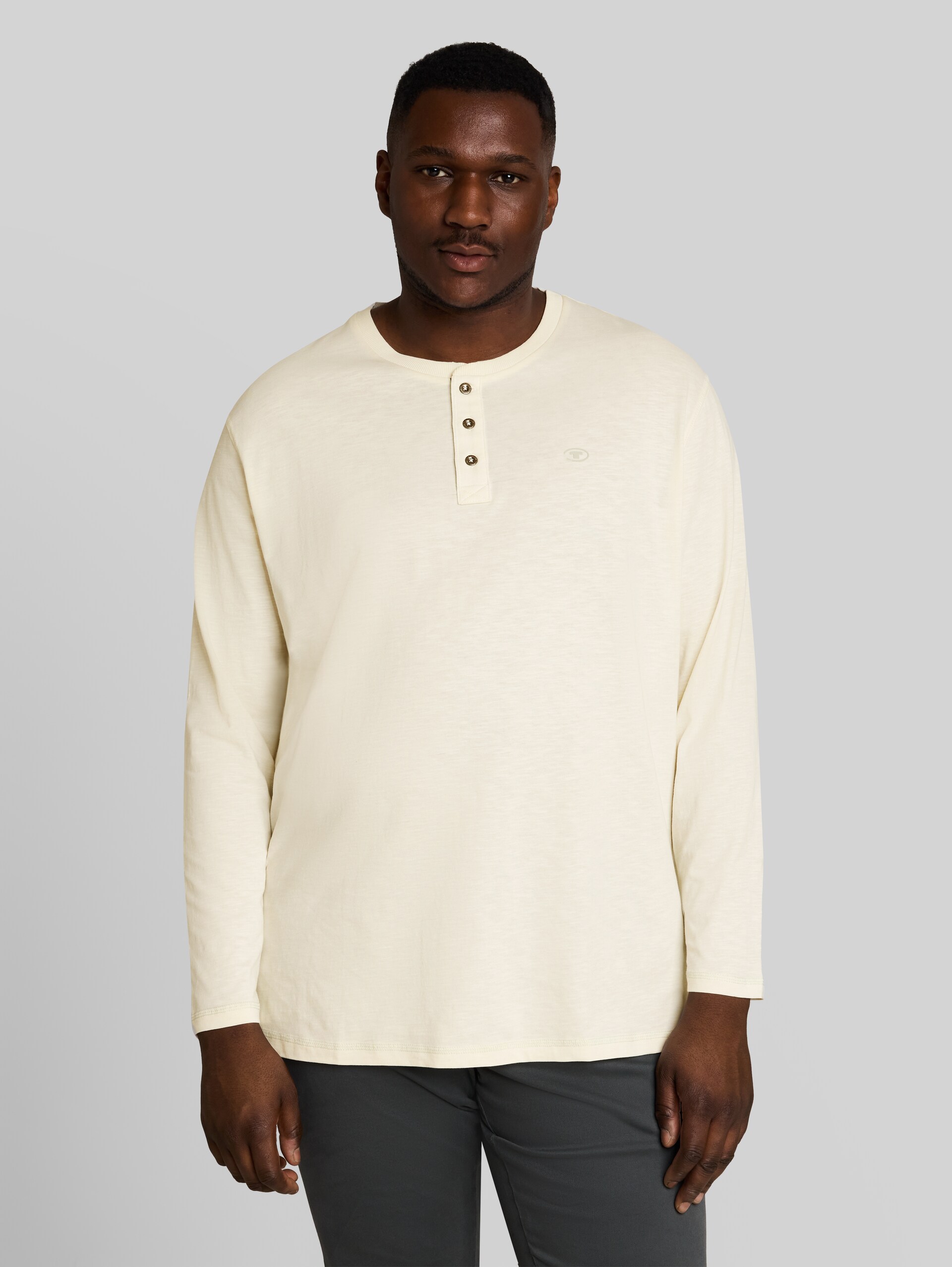 Plus Size - T-shirt Henley à manches longues en coton - Gardenia White - Découpe Vue de face du modèle