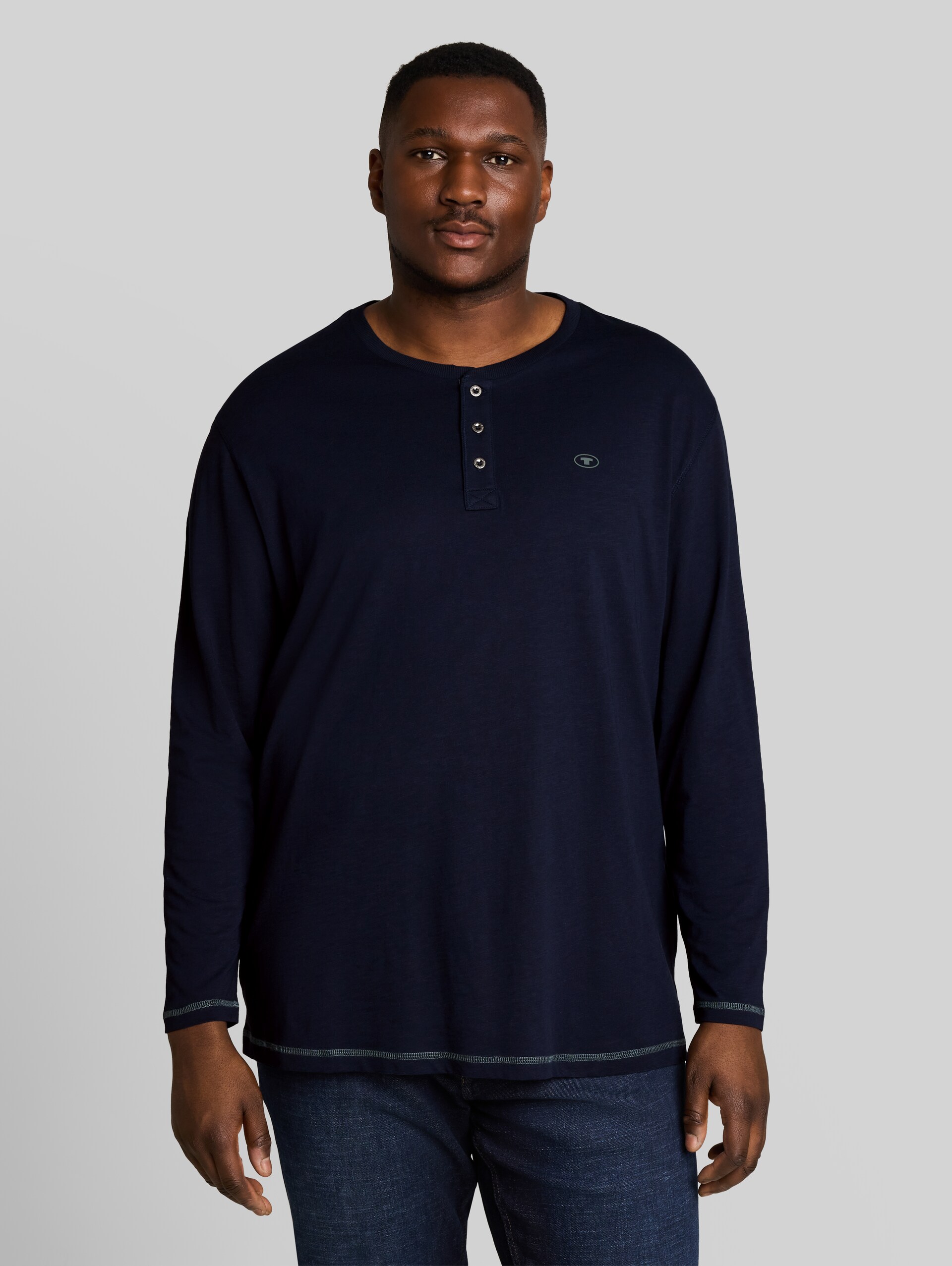Plus Size - T-shirt Henley à manches longues en coton - sky captain blue - Découpe Vue de face du modèle