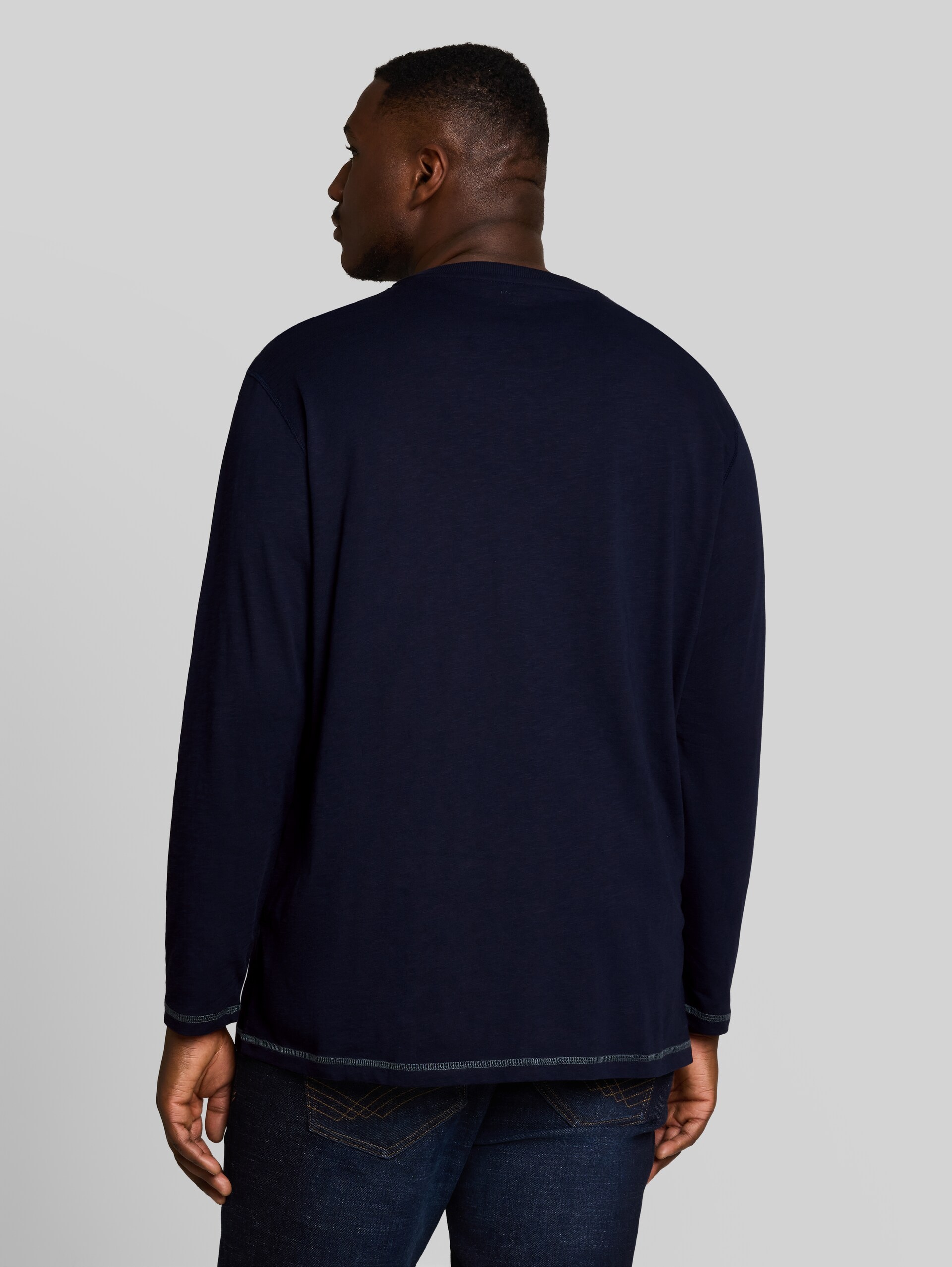 Plus Size - T-shirt Henley à manches longues en coton - sky captain blue - Découpe Vue arrière du modèle
