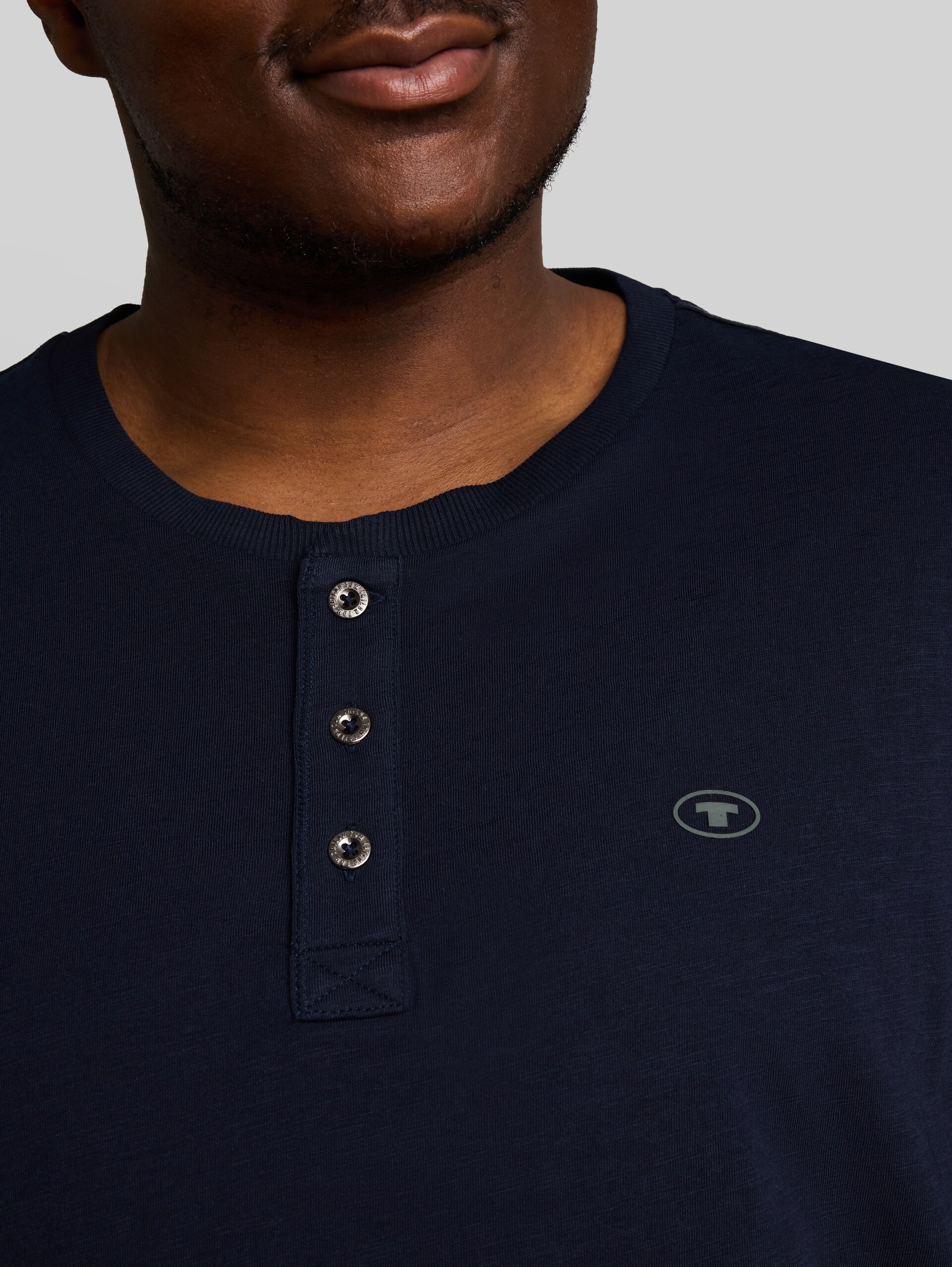 Plus Size - T-shirt Henley à manches longues en coton - sky captain blue - Vue détaillée du modèle