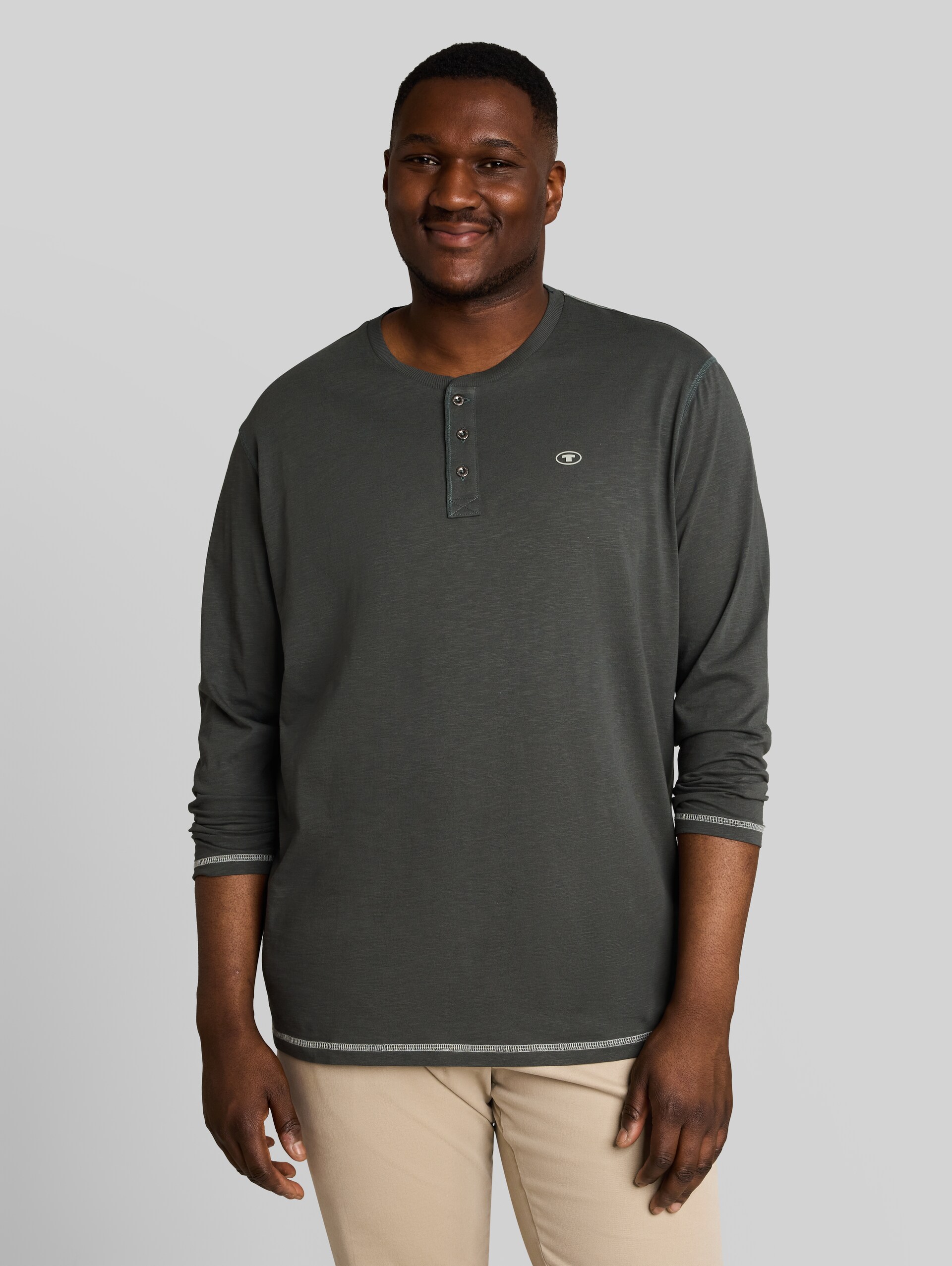 Plus Size - Henley-shirt met lange mouwen van katoen - Darkest Olive - Nek model vooraanzicht