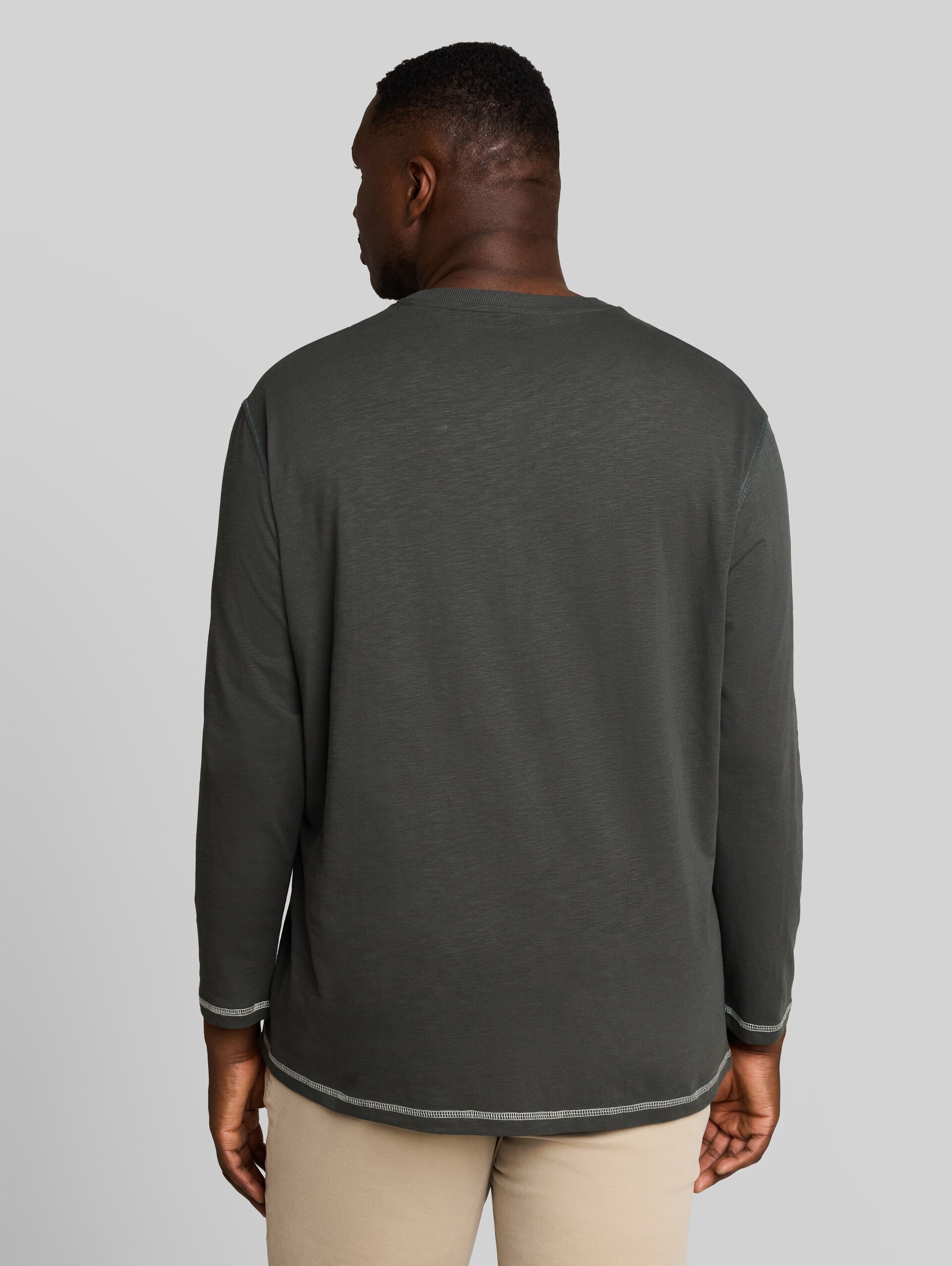 Plus Size - Henley-shirt met lange mouwen van katoen - Darkest Olive - Neklijn model-achteraanzicht