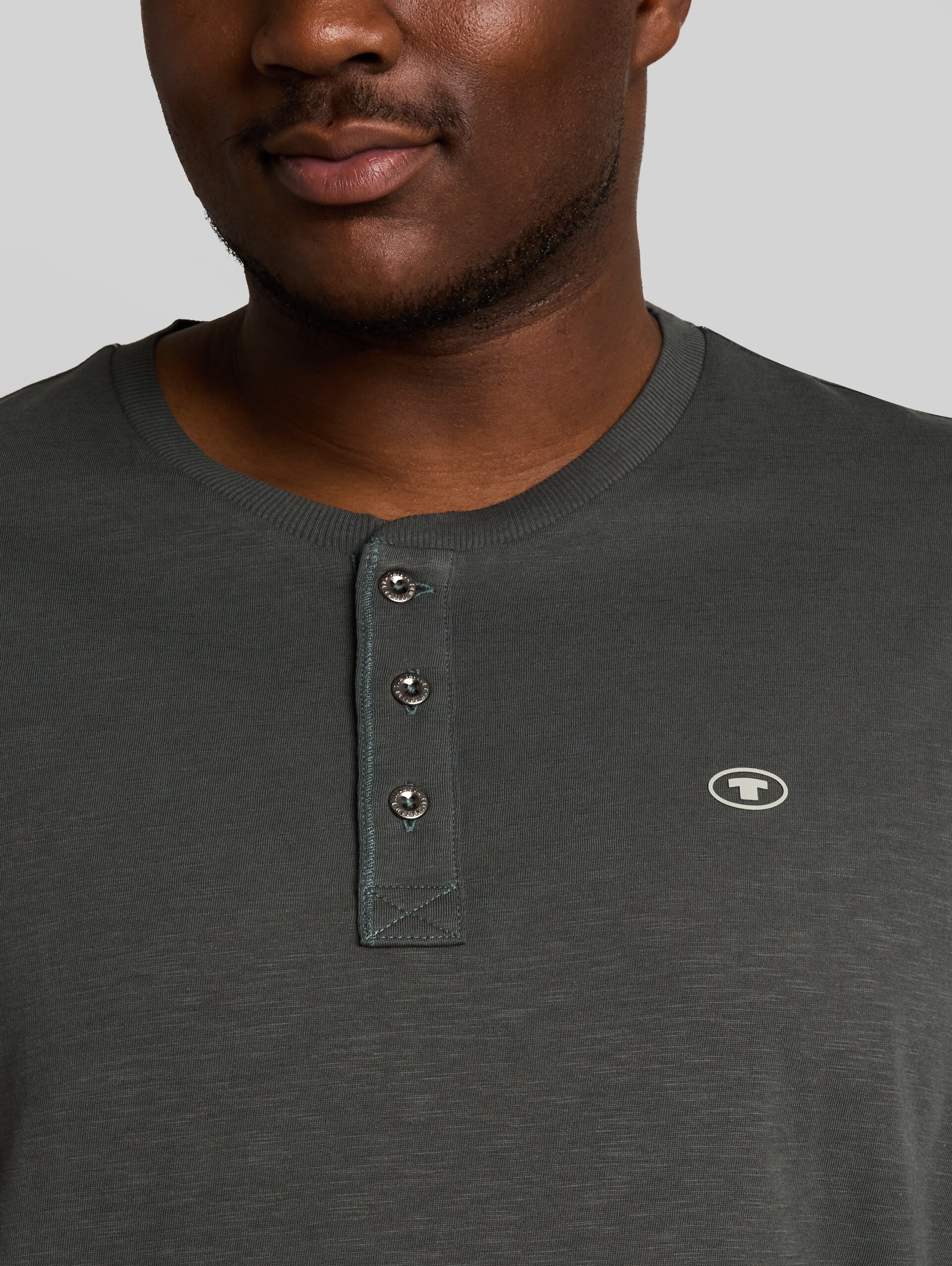 Plus Size - Henley-shirt met lange mouwen van katoen - Darkest Olive - Detailaanzicht model
