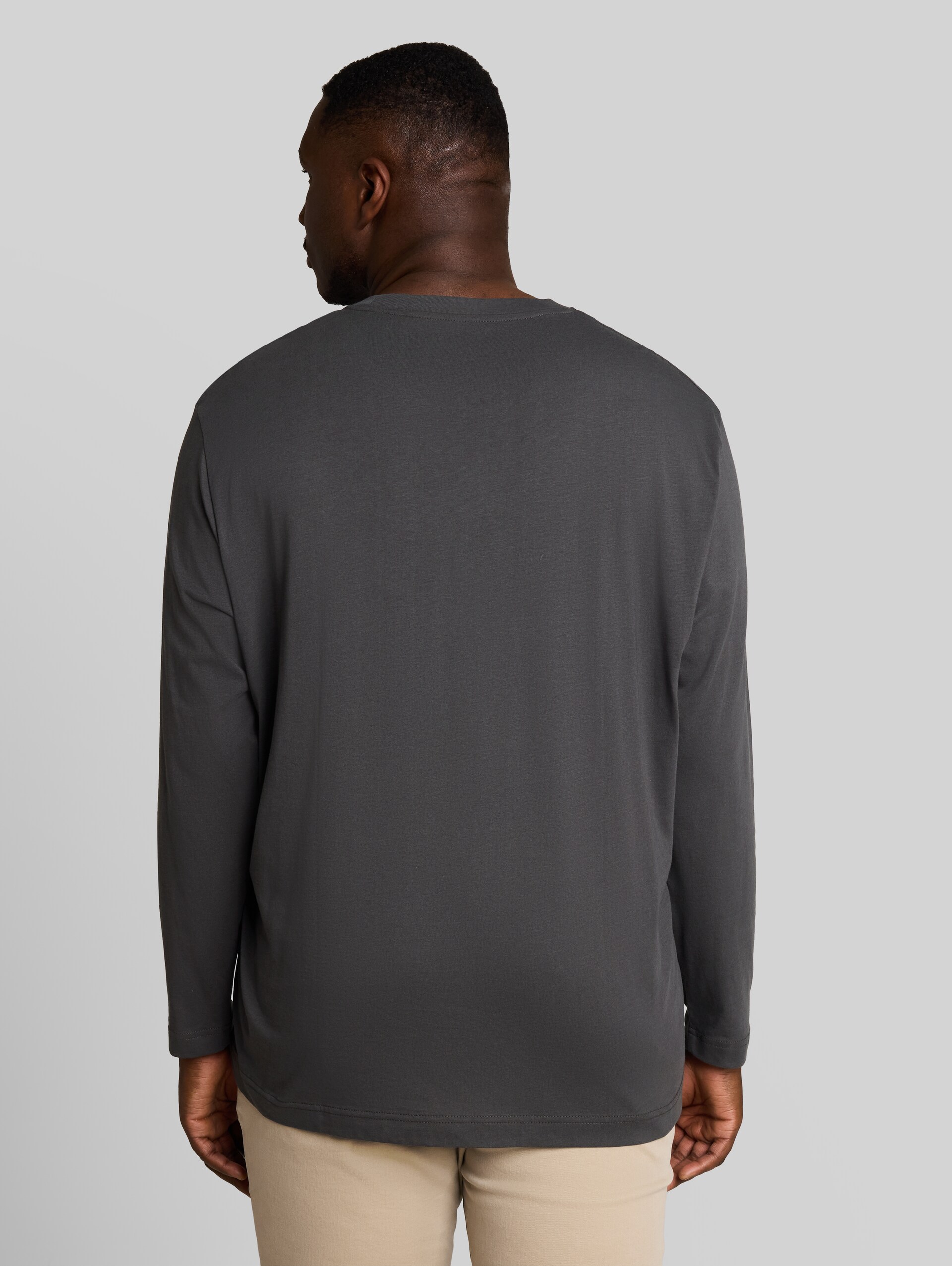 Plus Size - T-shirt met lange mouwen en logoprint - Dark Shadow - Neklijn model-achteraanzicht