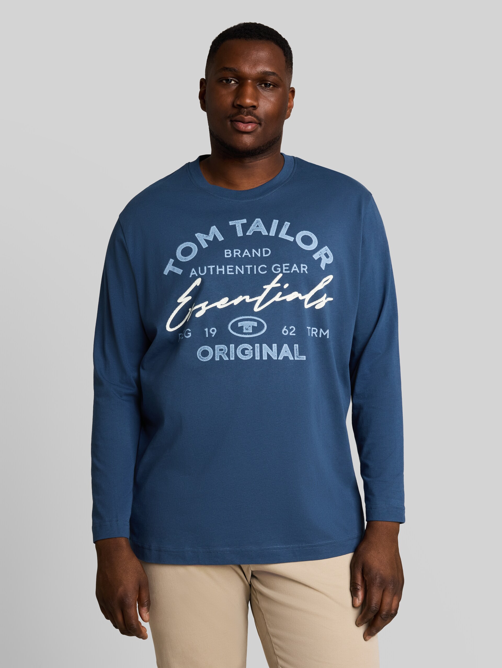 Plus Size - T-shirt met lange mouwen en logoprint - Dark Duck Blue - Nek model vooraanzicht