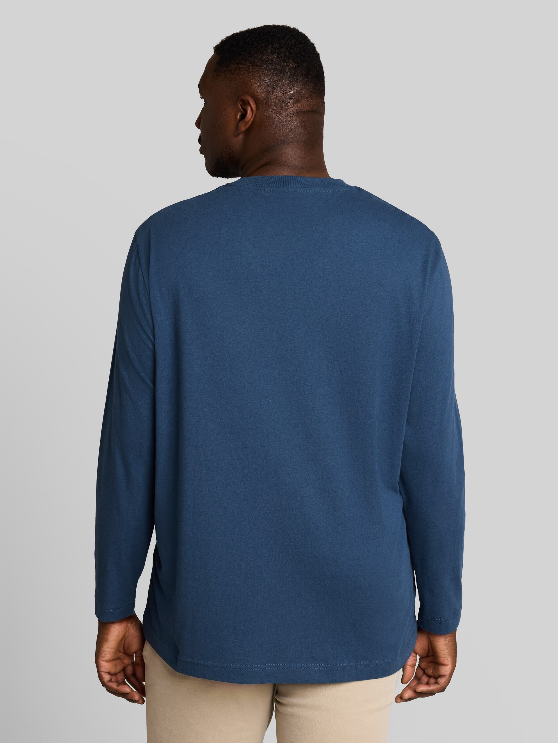 Plus Size - T-shirt met lange mouwen en logoprint - Dark Duck Blue - Neklijn model-achteraanzicht