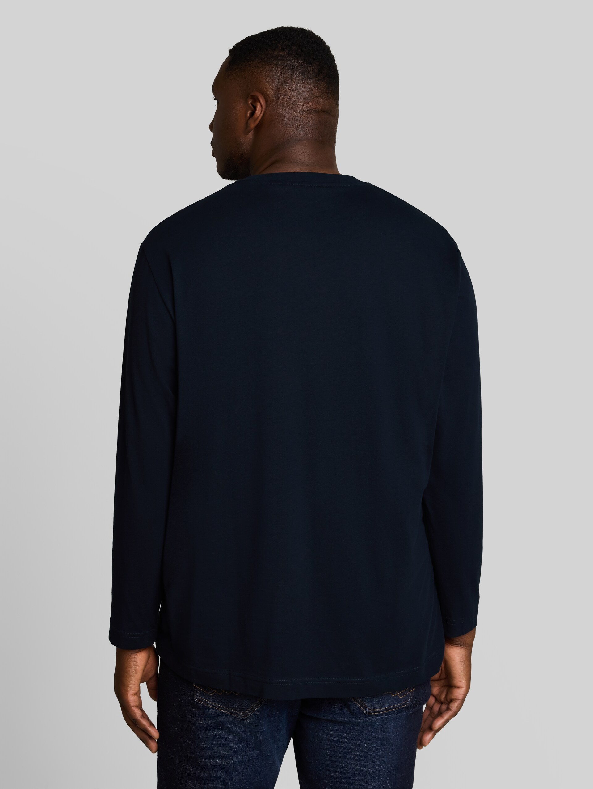 Plus Size - T-shirt met lange mouwen en logoprint - Sky Captain Blue - Neklijn model-achteraanzicht