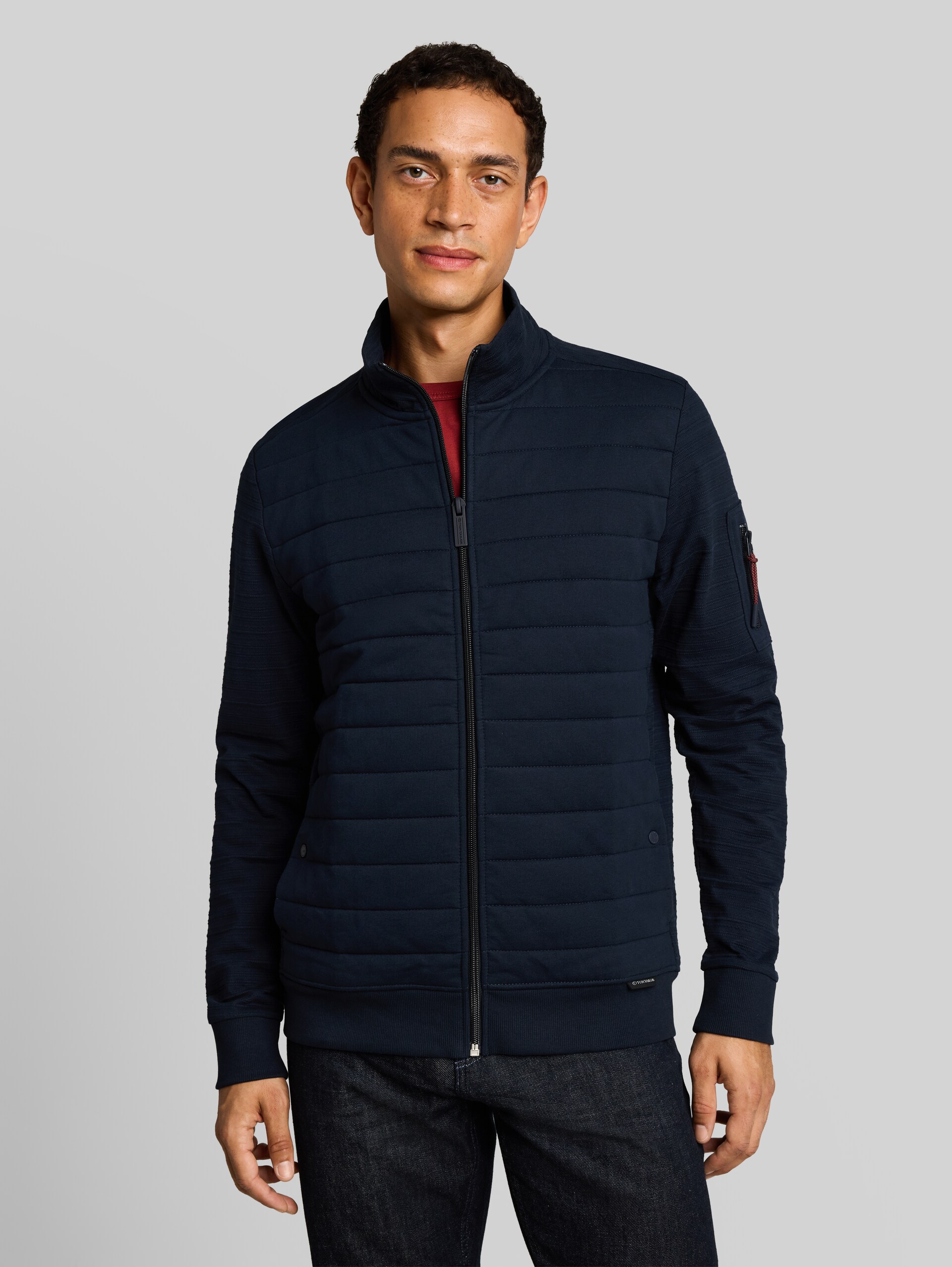 Sweatjacke aus Baumwolle - sky captain blue - Ausschnitt Model-Vorderansicht