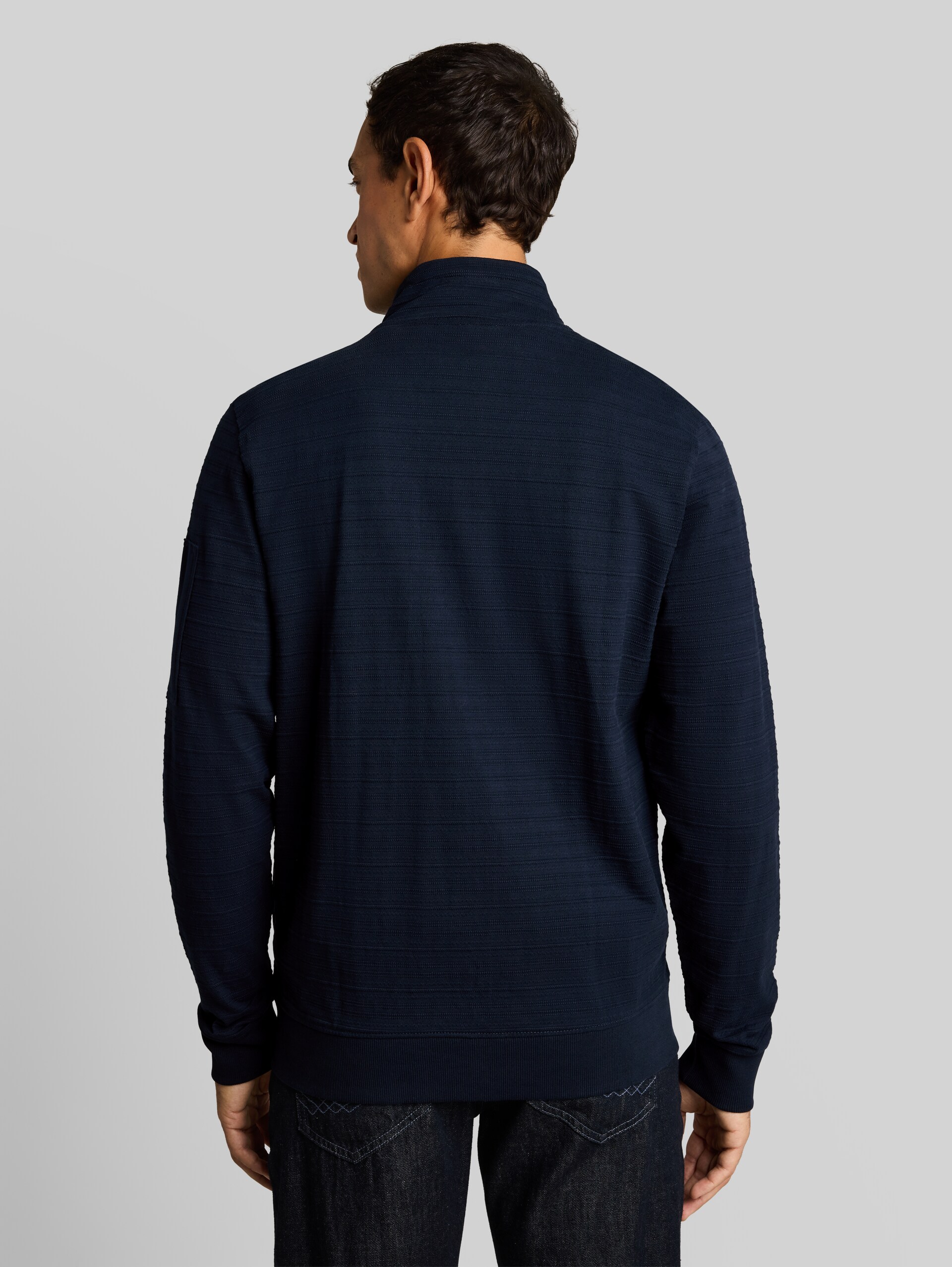 Sweatjacke aus Baumwolle - sky captain blue - Auschnitt Model-Rückansicht
