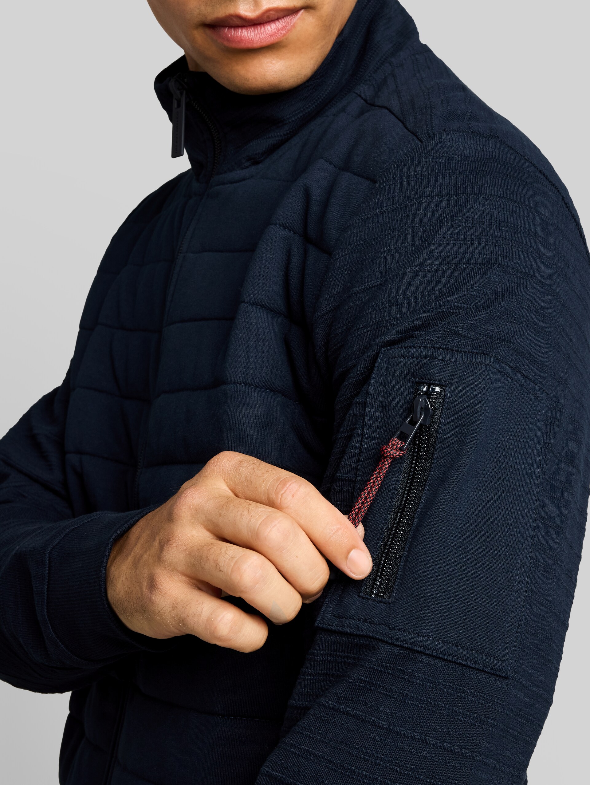 Sweatjacke aus Baumwolle - sky captain blue - Detail-Model-Ansicht