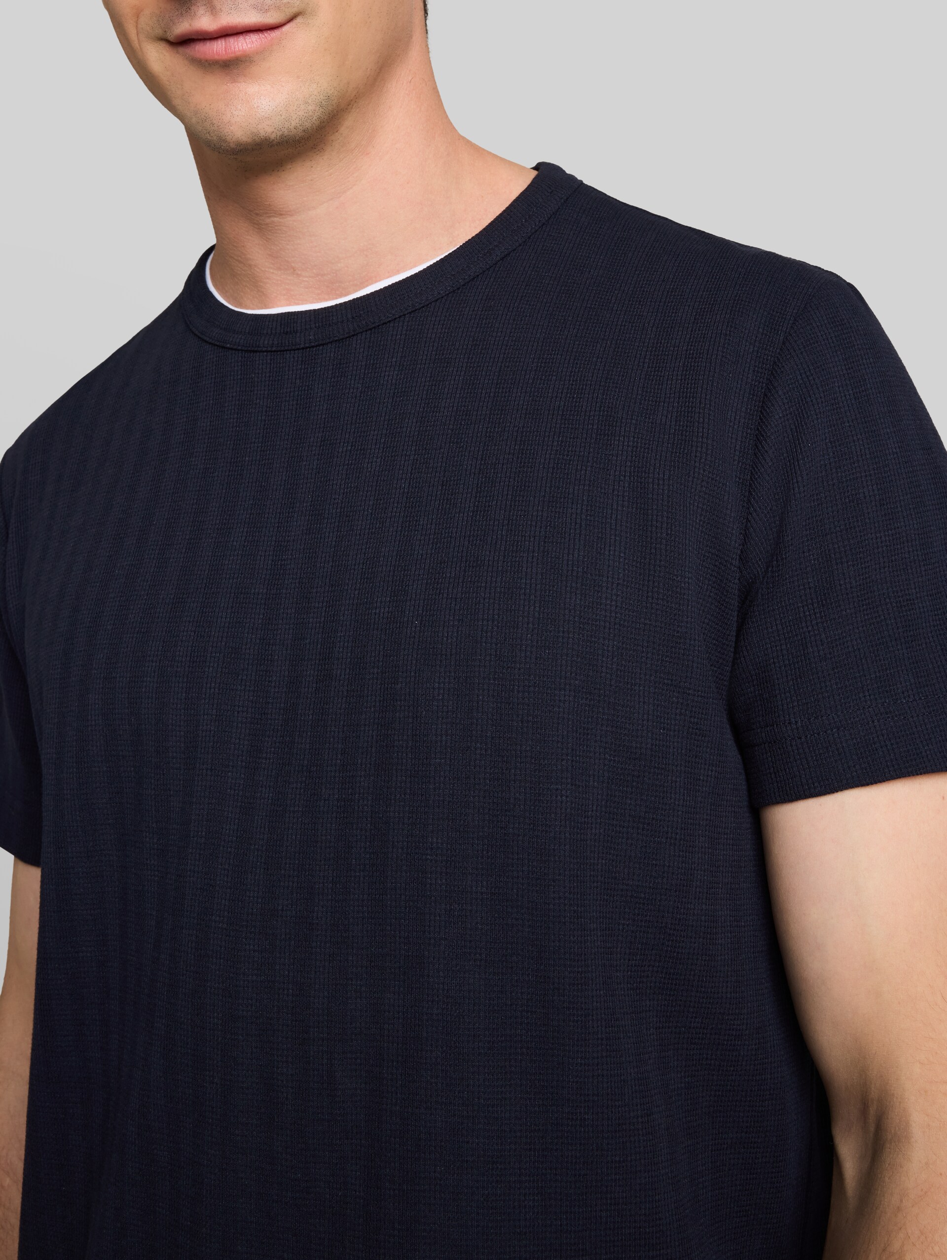 T-shirt met wafelstructuur - sky captain blue - Detailaanzicht model
