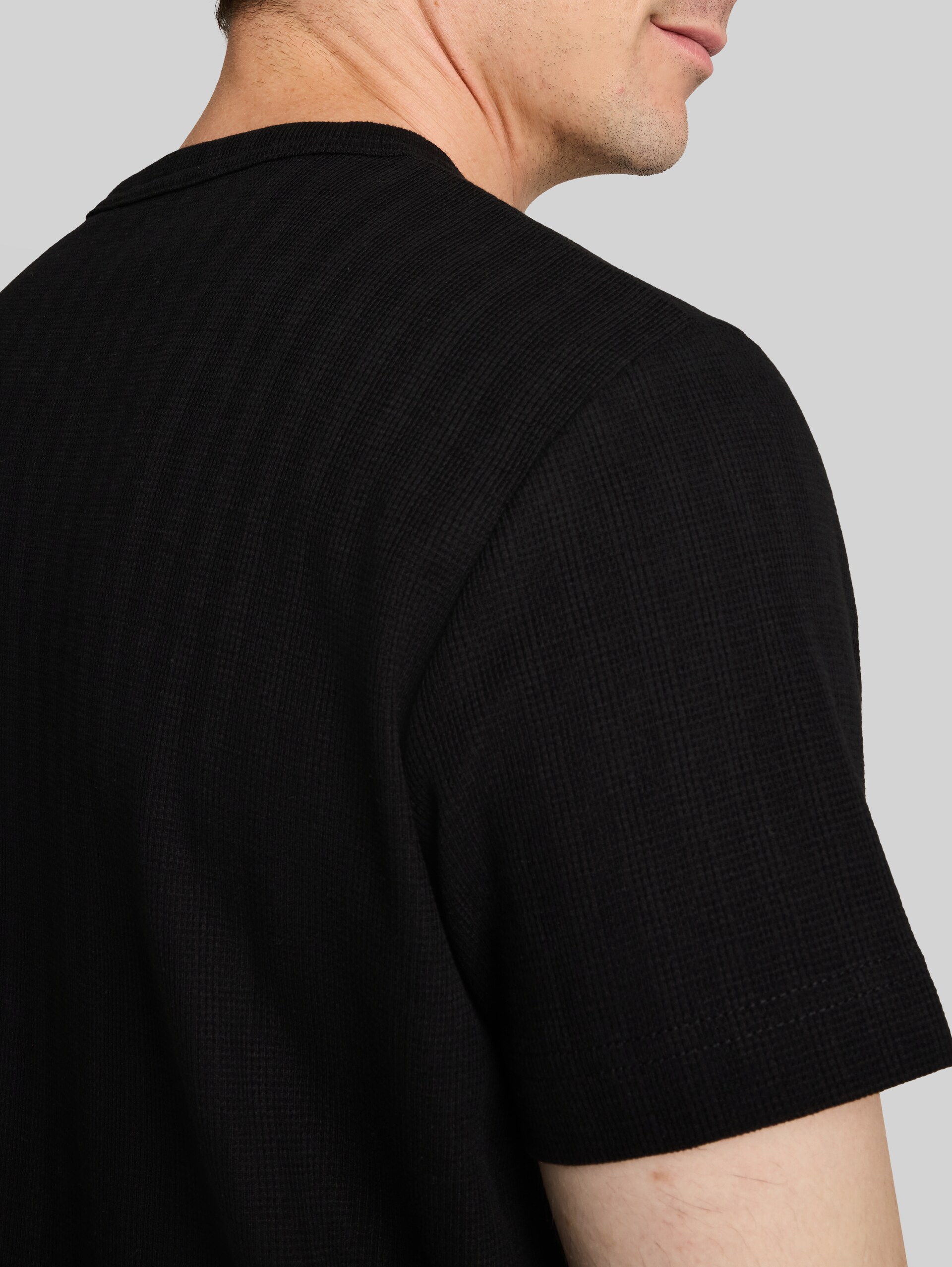 T-shirt met wafelstructuur - Black - Detailaanzicht model