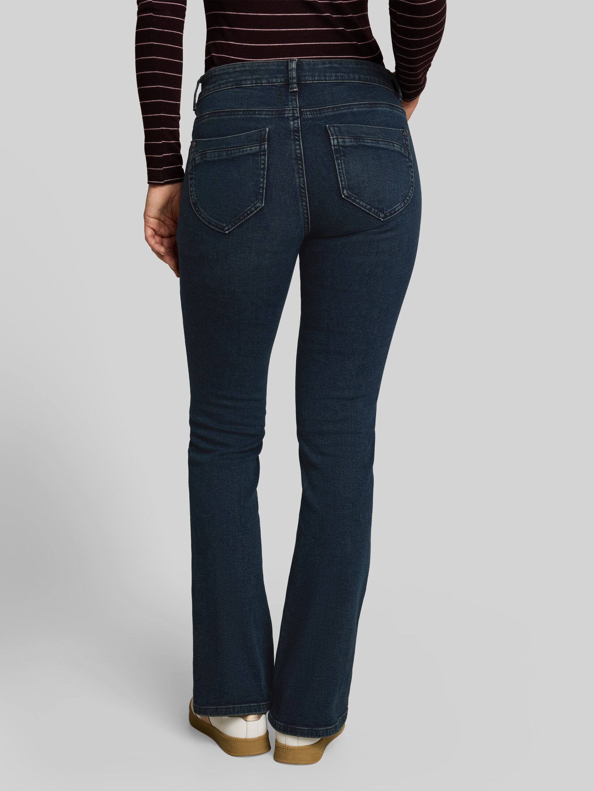 TTLEELA BOOTCUT Jeans - dark stone blue black denim - Auschnitt Model-Rückansicht