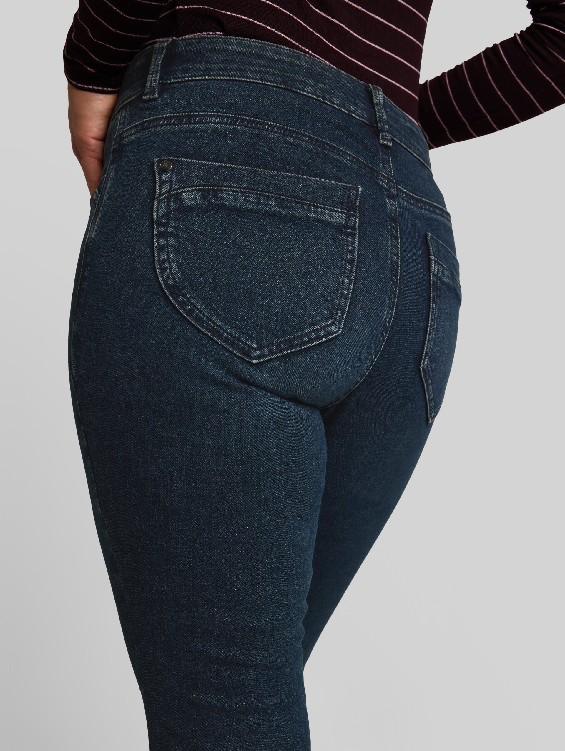 TTLEELA BOOTCUT Jeans - dark stone blue black denim - Detail-Model-Ansicht