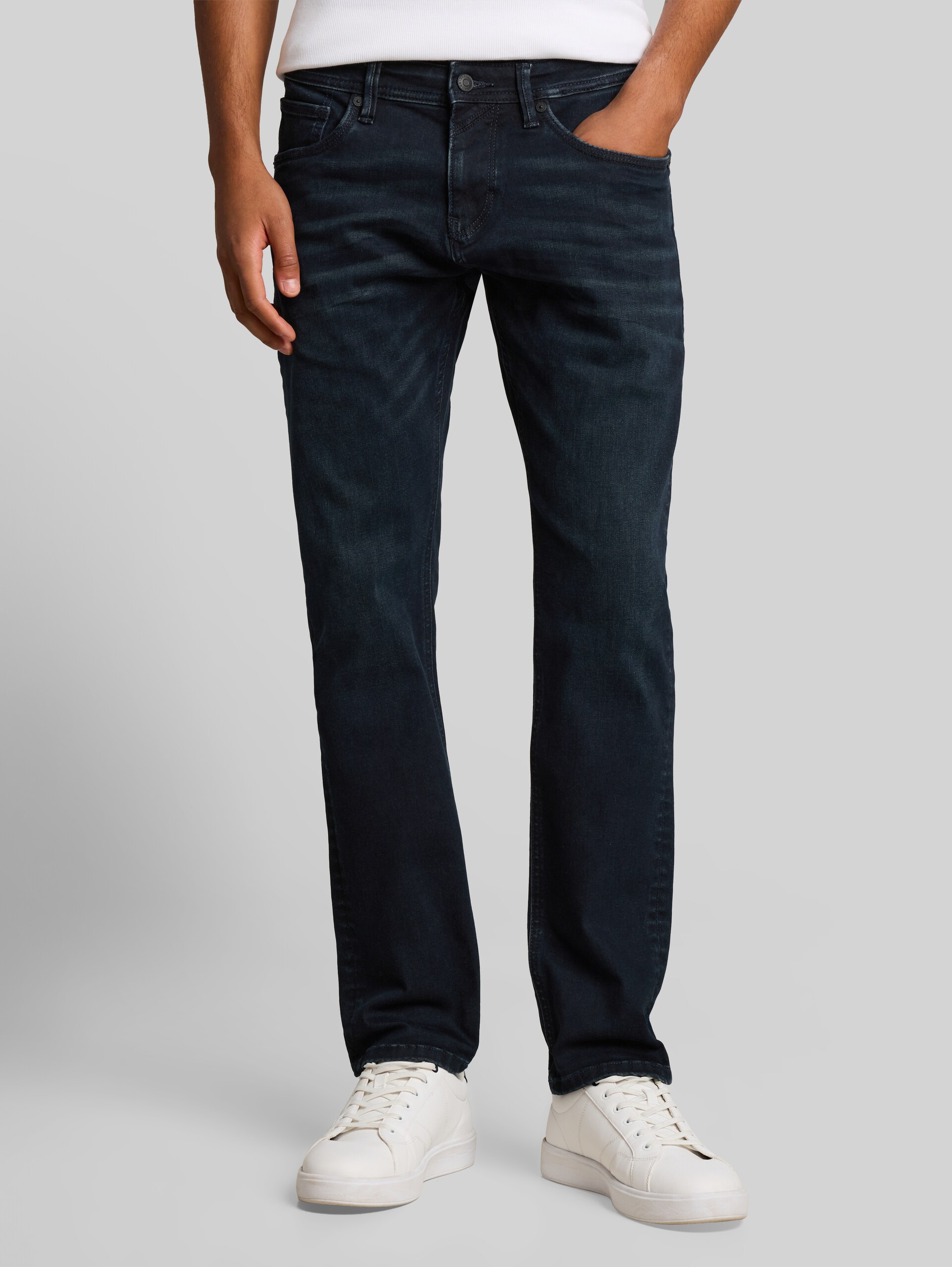 Jean TTPIERS SLIM - used dark blue black denim - Découpe Vue de face du modèle