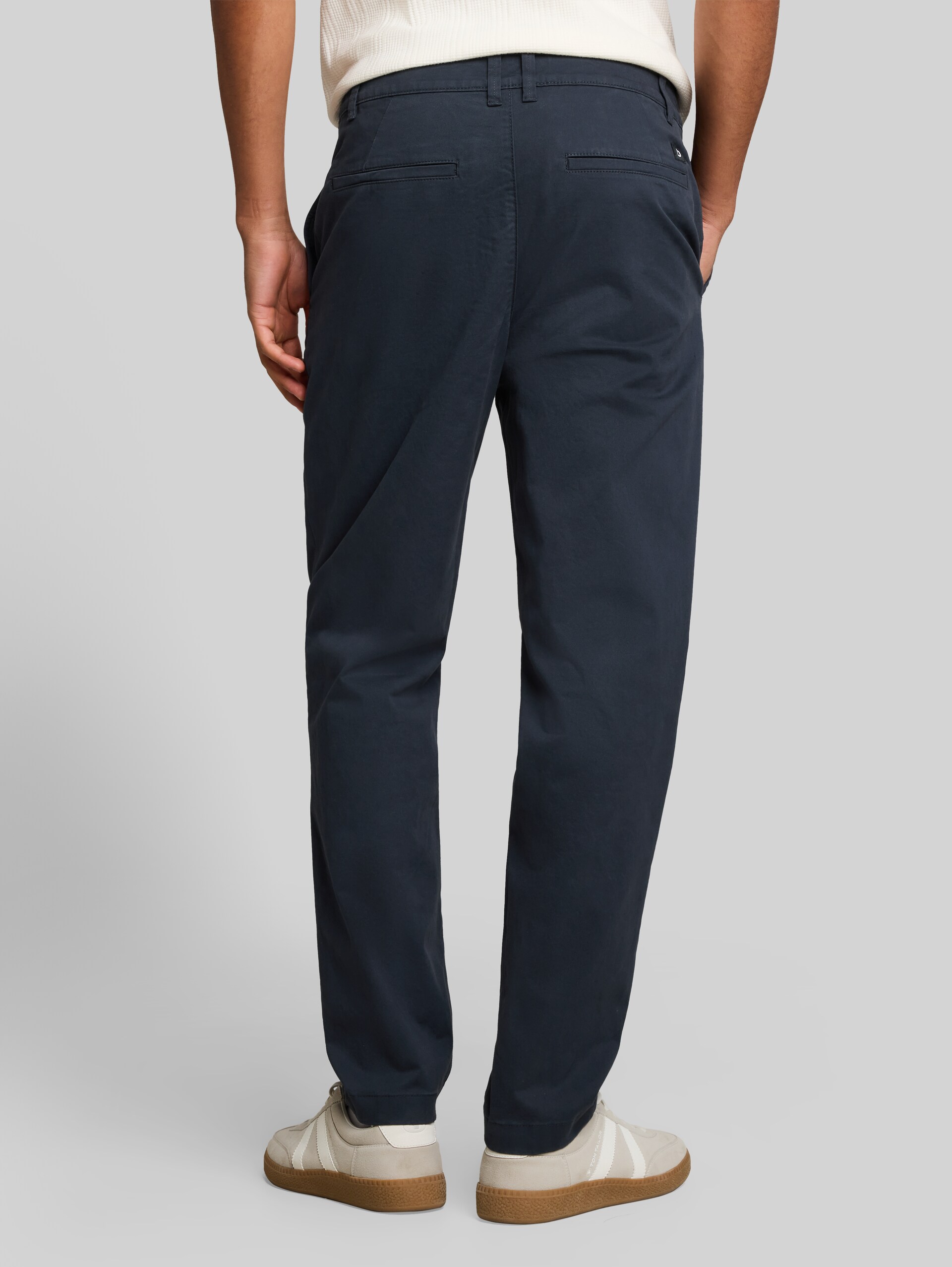 Relaxed Chino Hose - sky captain blue - Auschnitt Model-Rückansicht