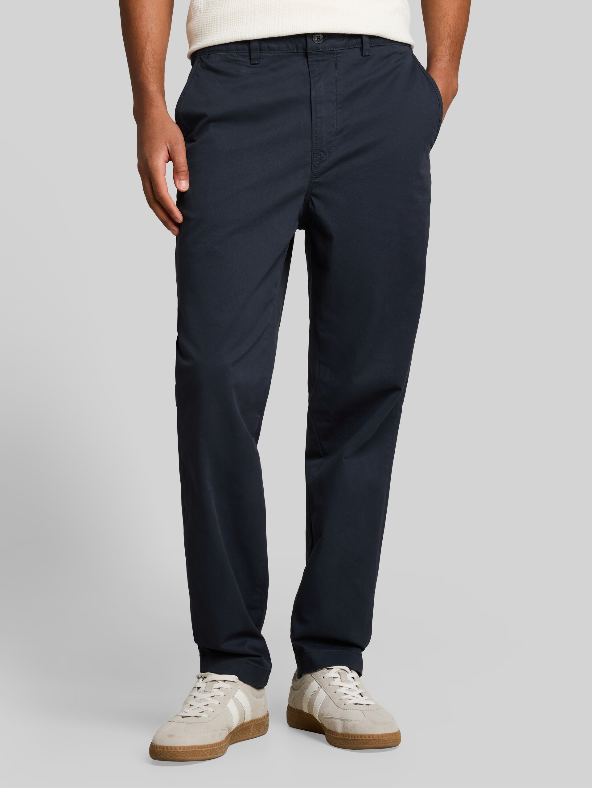 Relaxed Chino Hose - sky captain blue - Ausschnitt Model-Vorderansicht