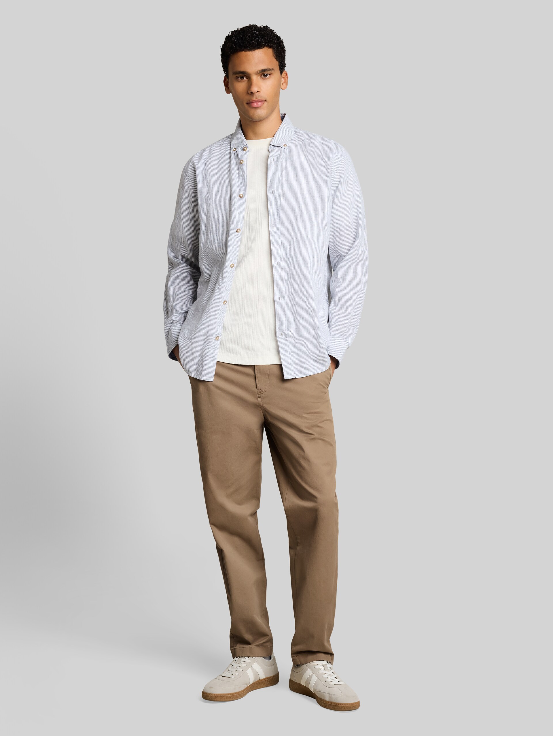 Chino met relaxte pasvorm - Honey Camel beige - Model vooraanzicht