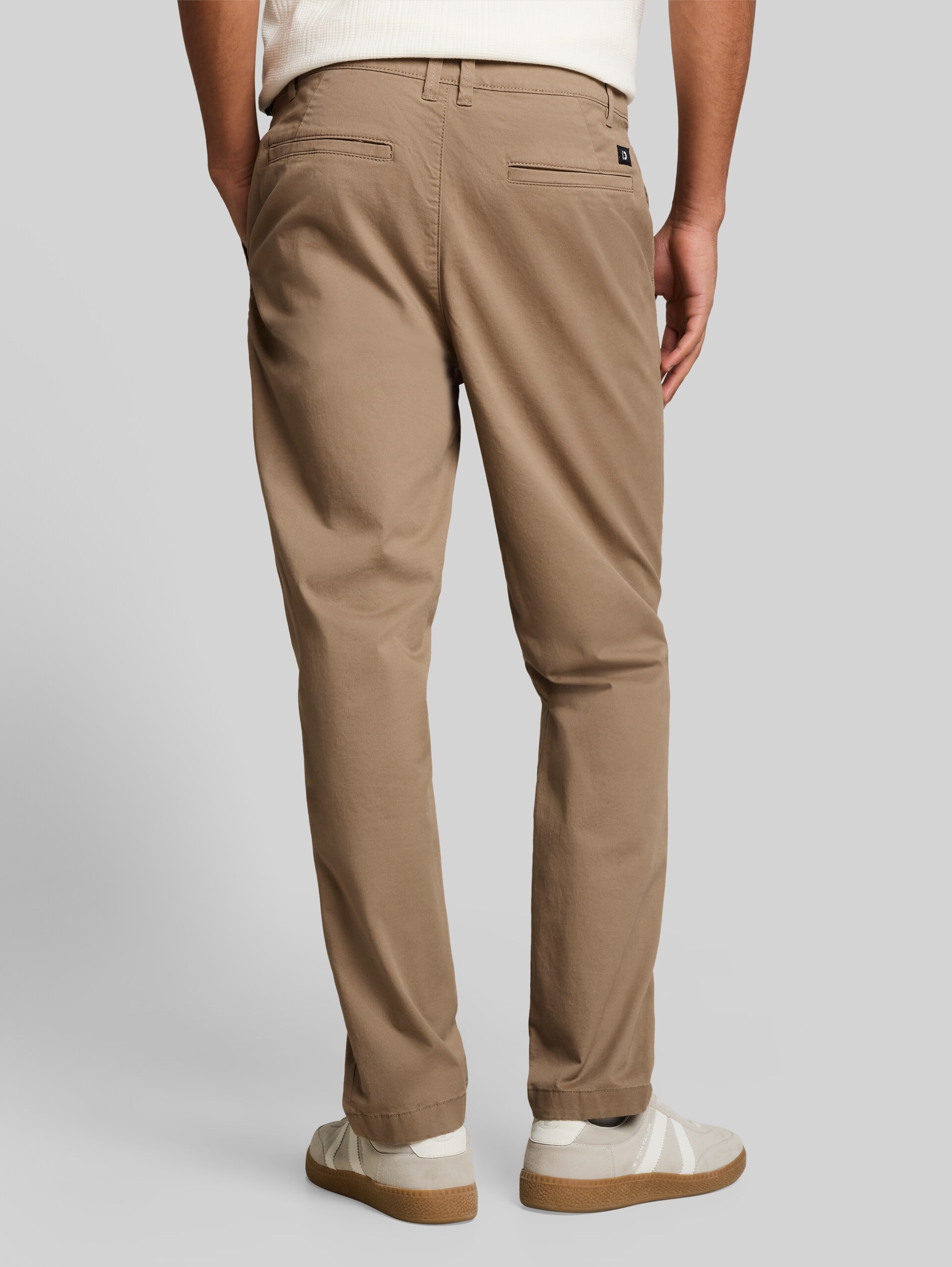 Chino met relaxte pasvorm - Honey Camel beige - Neklijn model-achteraanzicht