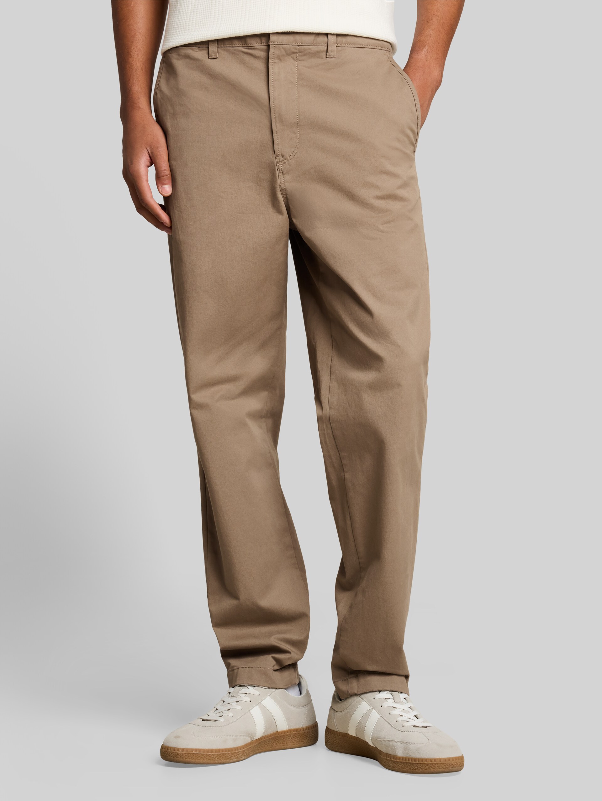 Chino met relaxte pasvorm - Honey Camel beige - Nek model vooraanzicht