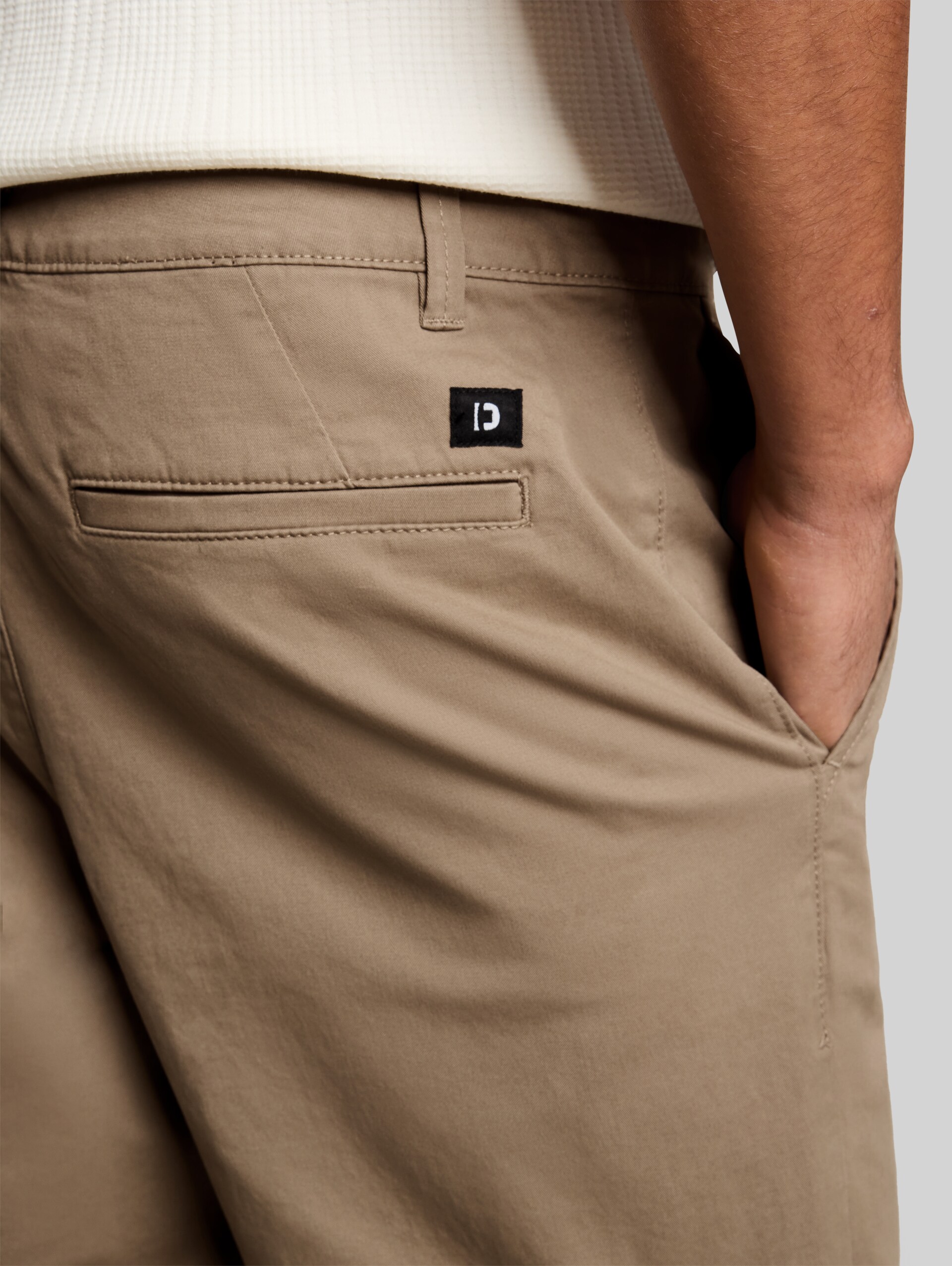 Chino met relaxte pasvorm - Honey Camel beige - Detailaanzicht model
