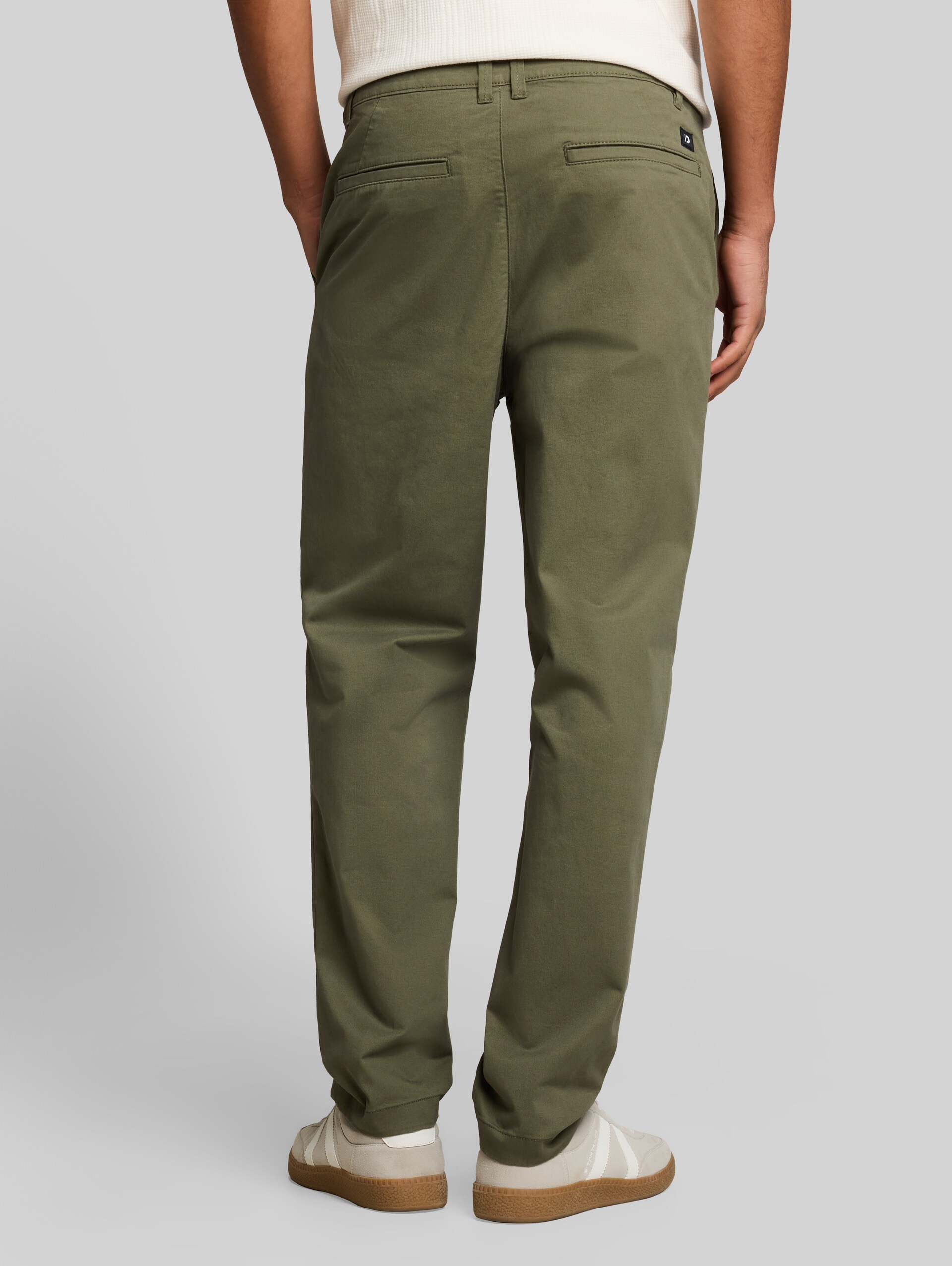 Pantalon chino coupe décontractée - urban olive green - Découpe Vue arrière du modèle