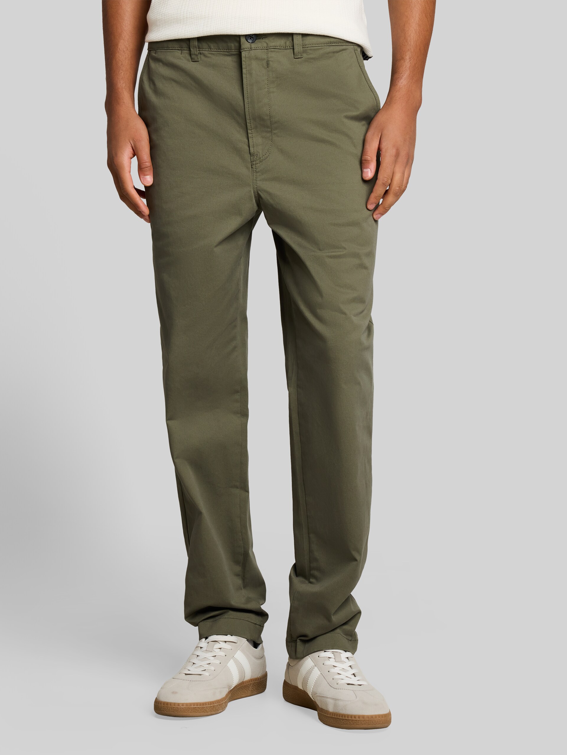 Pantalon chino coupe décontractée - urban olive green - Découpe Vue de face du modèle
