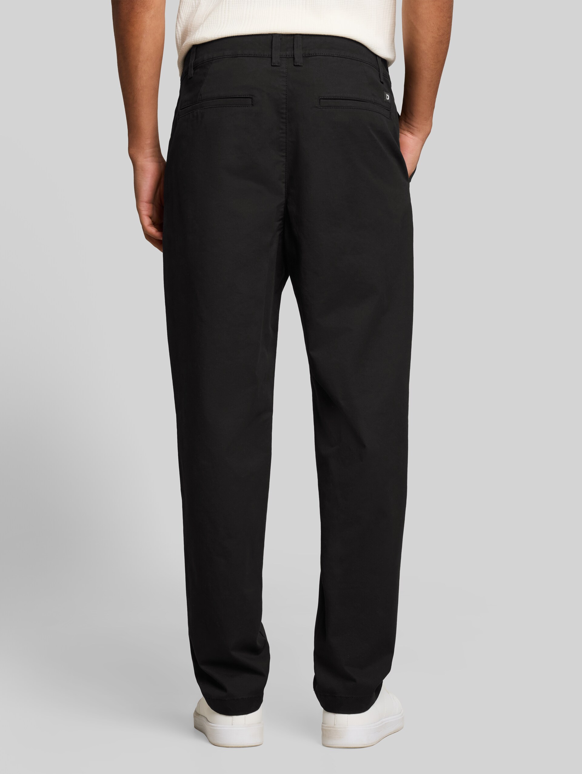 Relaxed Chino Hose - Black - Auschnitt Model-Rückansicht