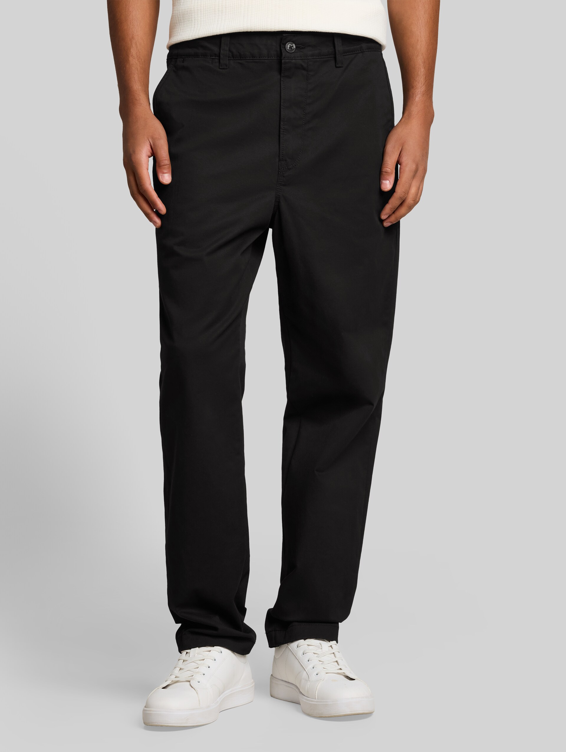 Relaxed Chino Hose - Black - Ausschnitt Model-Vorderansicht