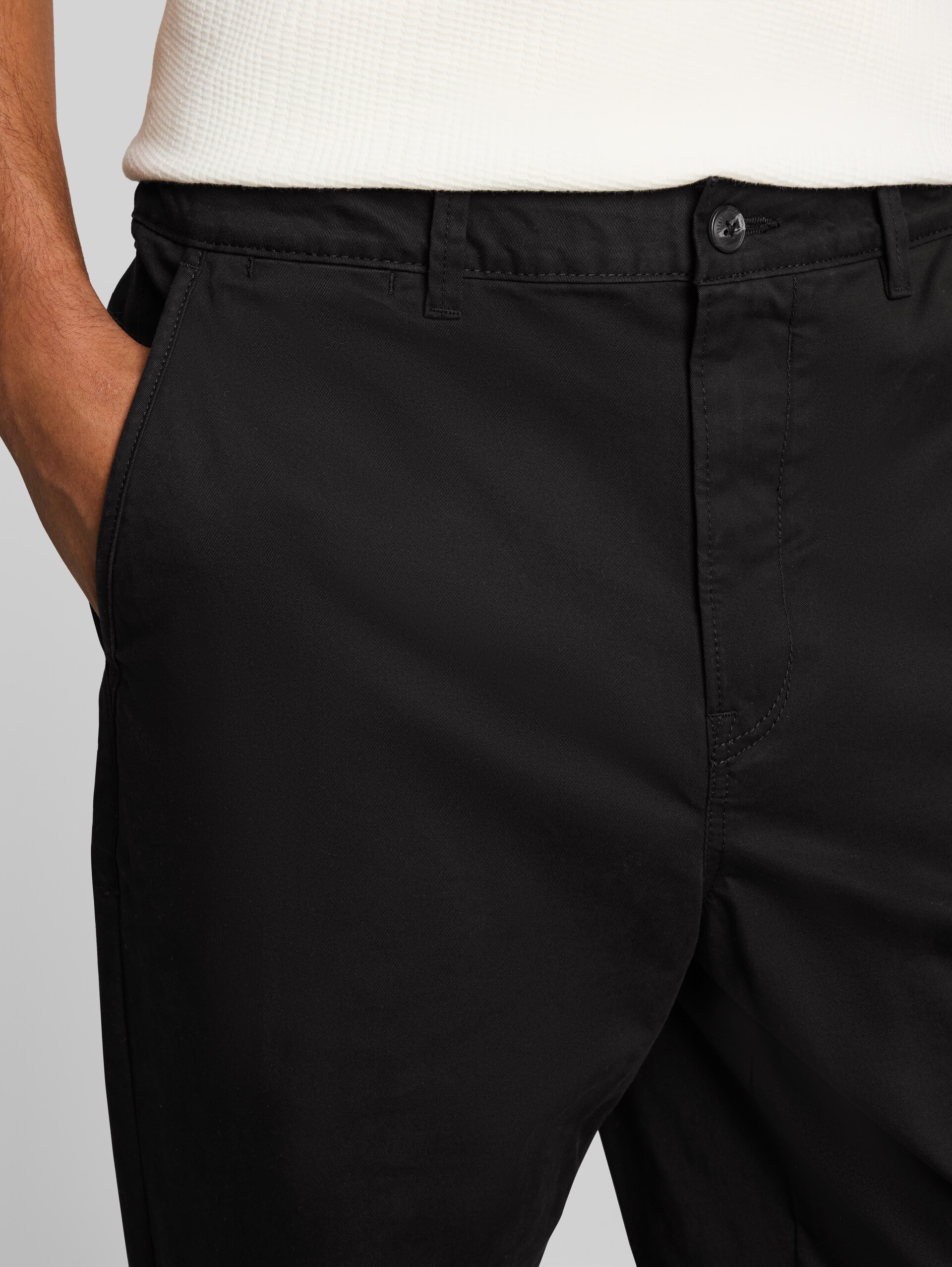Relaxed Chino Hose - Black - Detail-Model-Ansicht