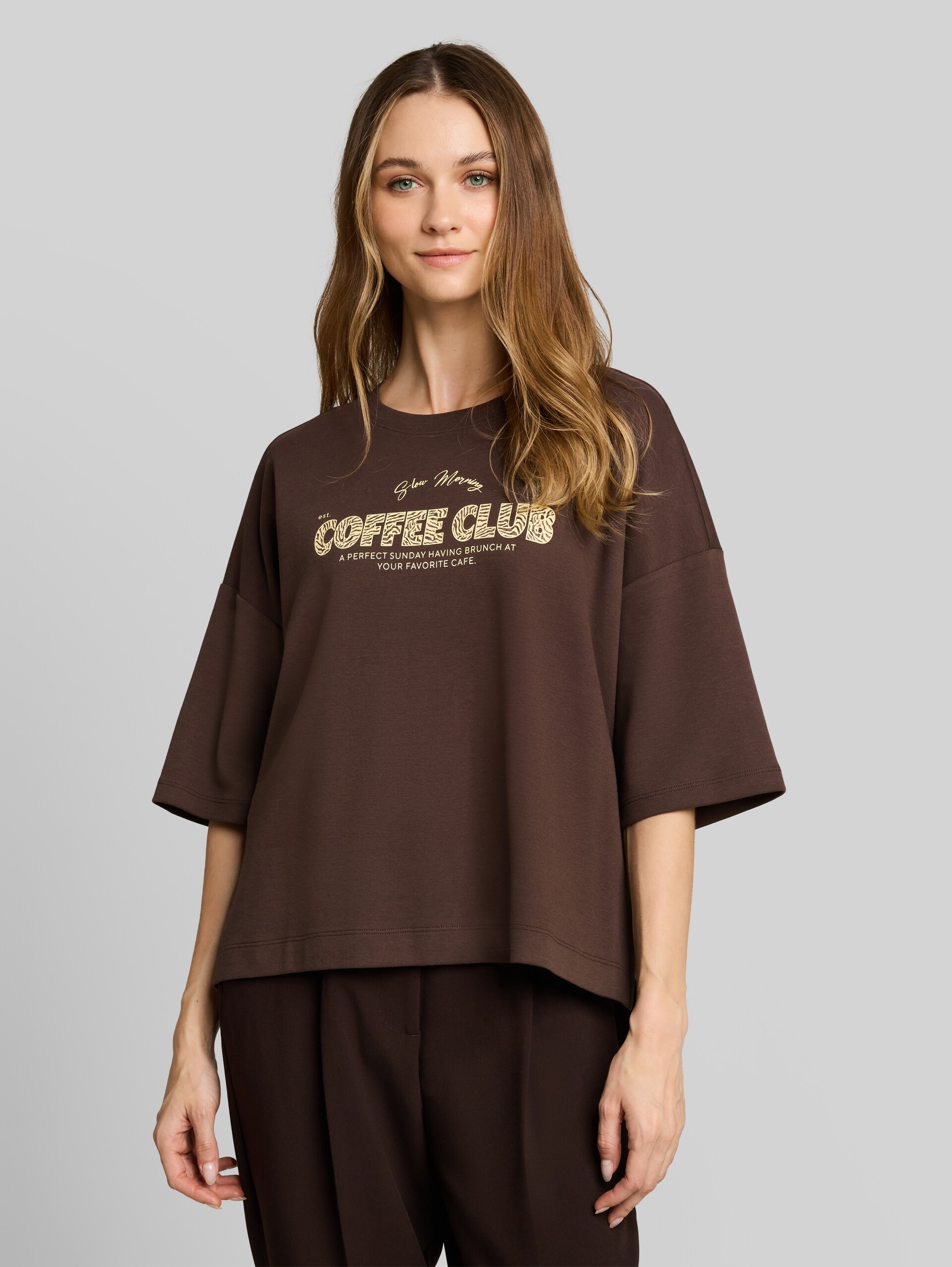 T-shirt met boxy pasvorm en print - cool dark brown - Nek model vooraanzicht