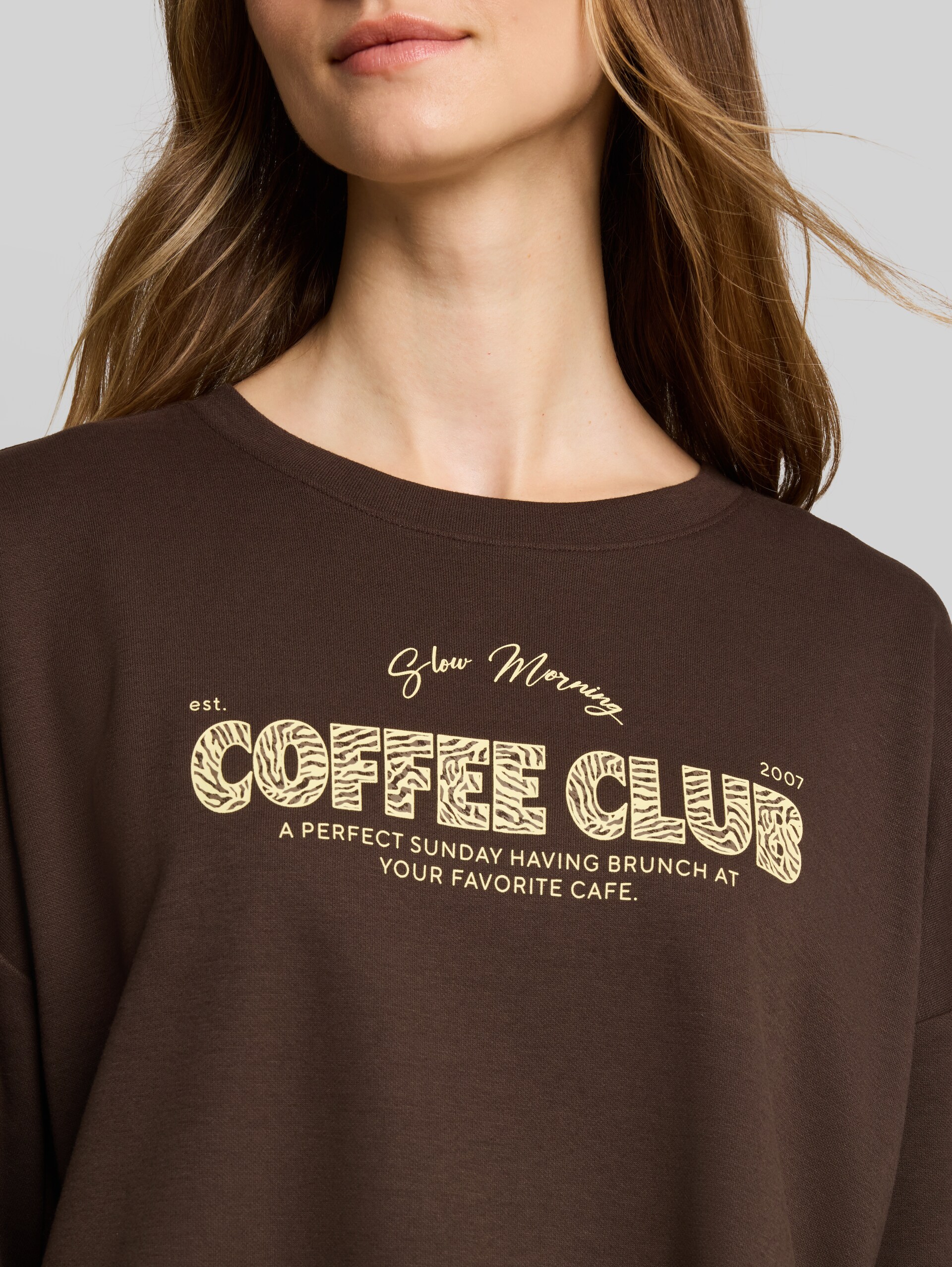 T-shirt met boxy pasvorm en print - cool dark brown - Detailaanzicht model