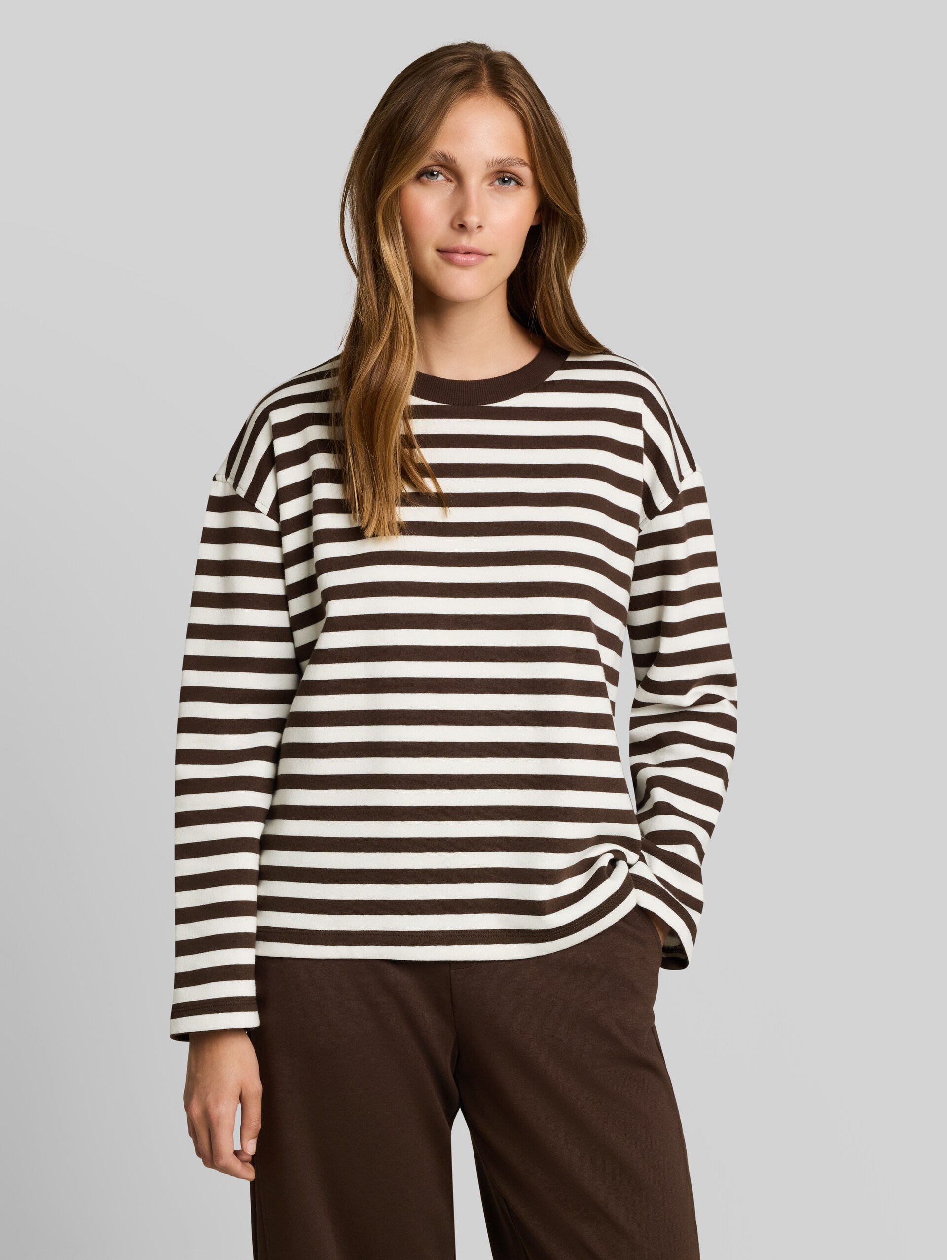Sweatshirt met streepmotief - brown white stripe - Nek model vooraanzicht