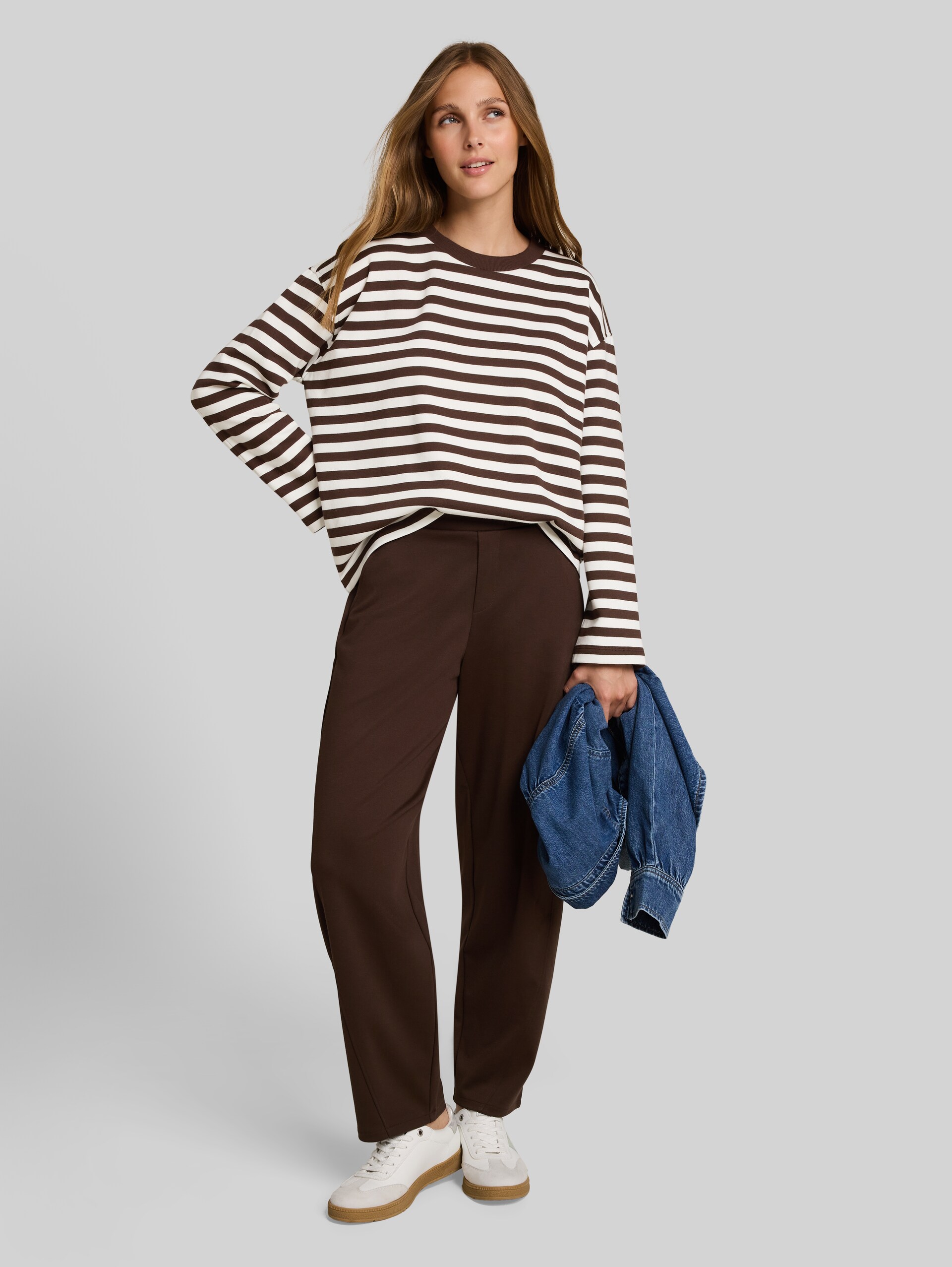 Sweatshirt met streepmotief - brown white stripe - Model vooraanzicht