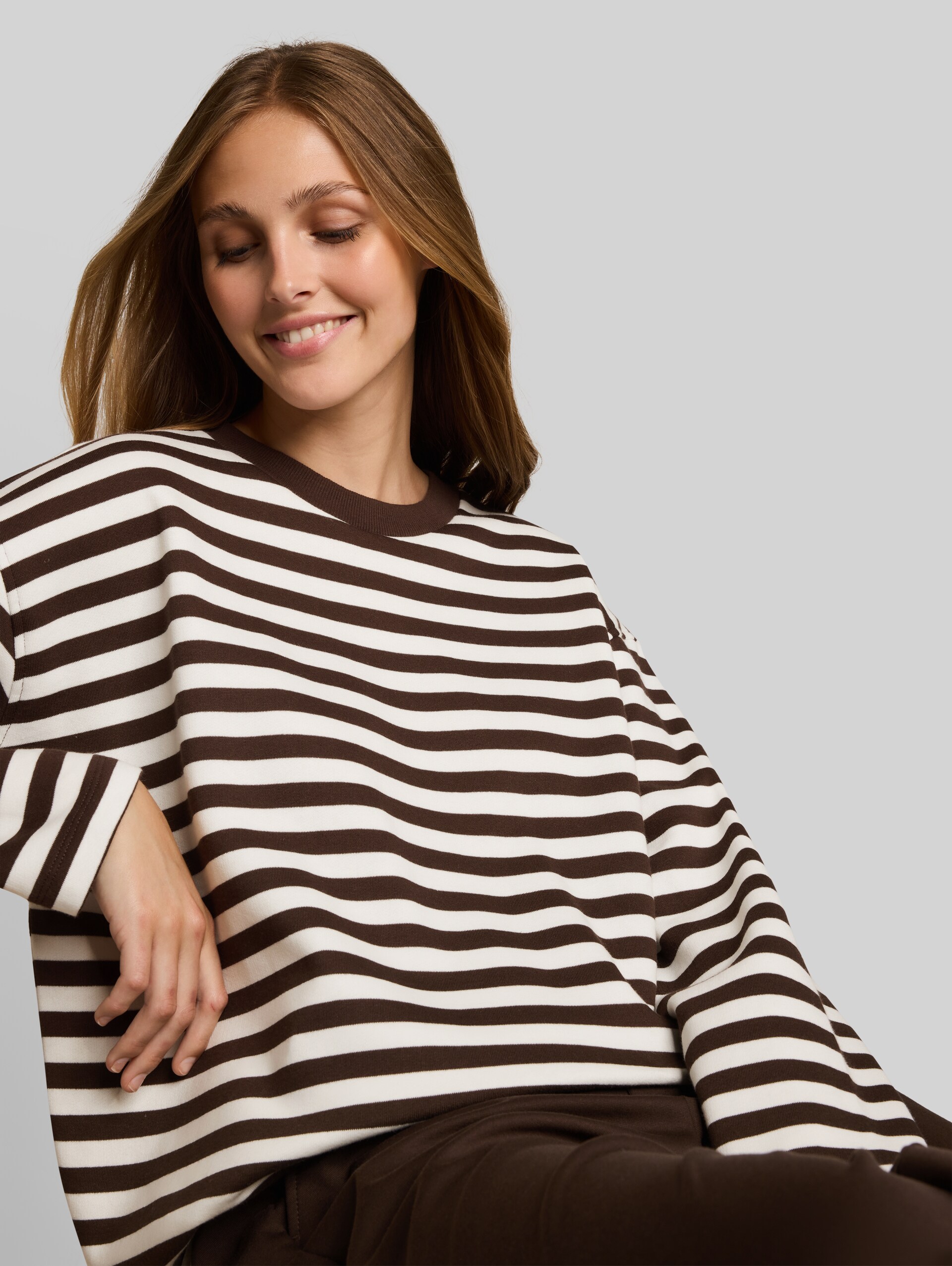 Sweatshirt met streepmotief - brown white stripe - Detailaanzicht model