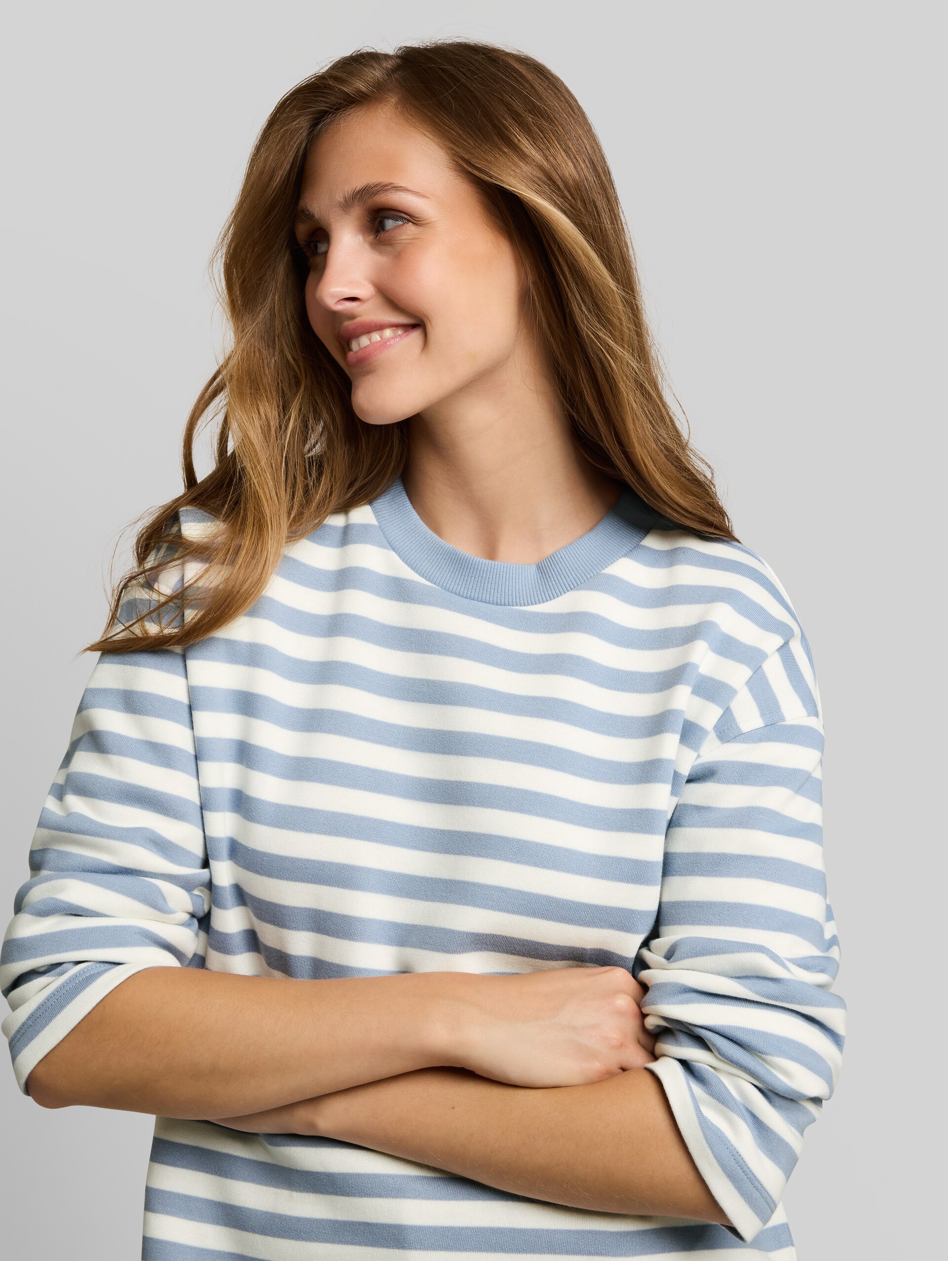 Sweatshirt met streepmotief - mid blue white stripe - Detailaanzicht model