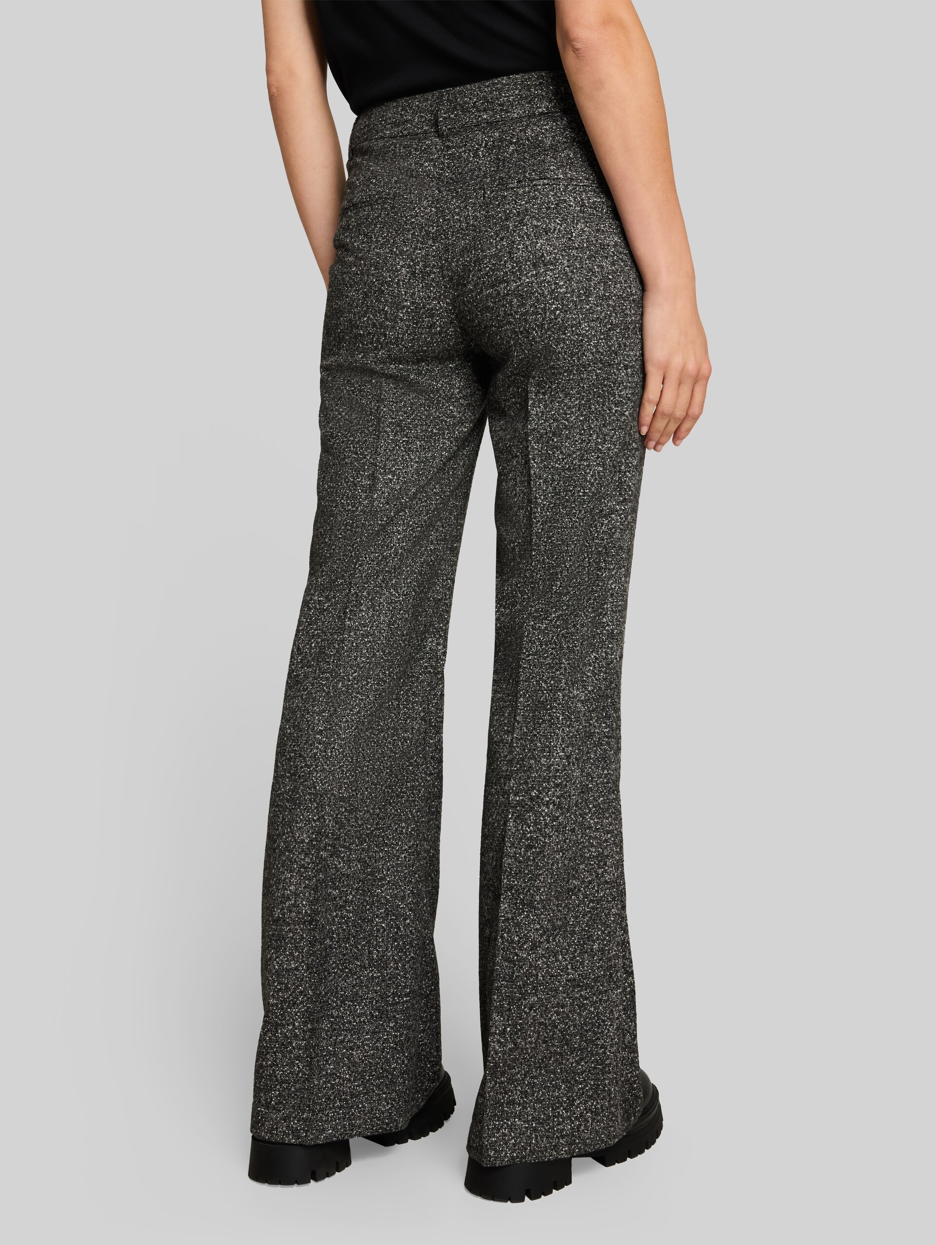 Flared broek in gemêleerde look - whisper white black melange - Neklijn model-achteraanzicht
