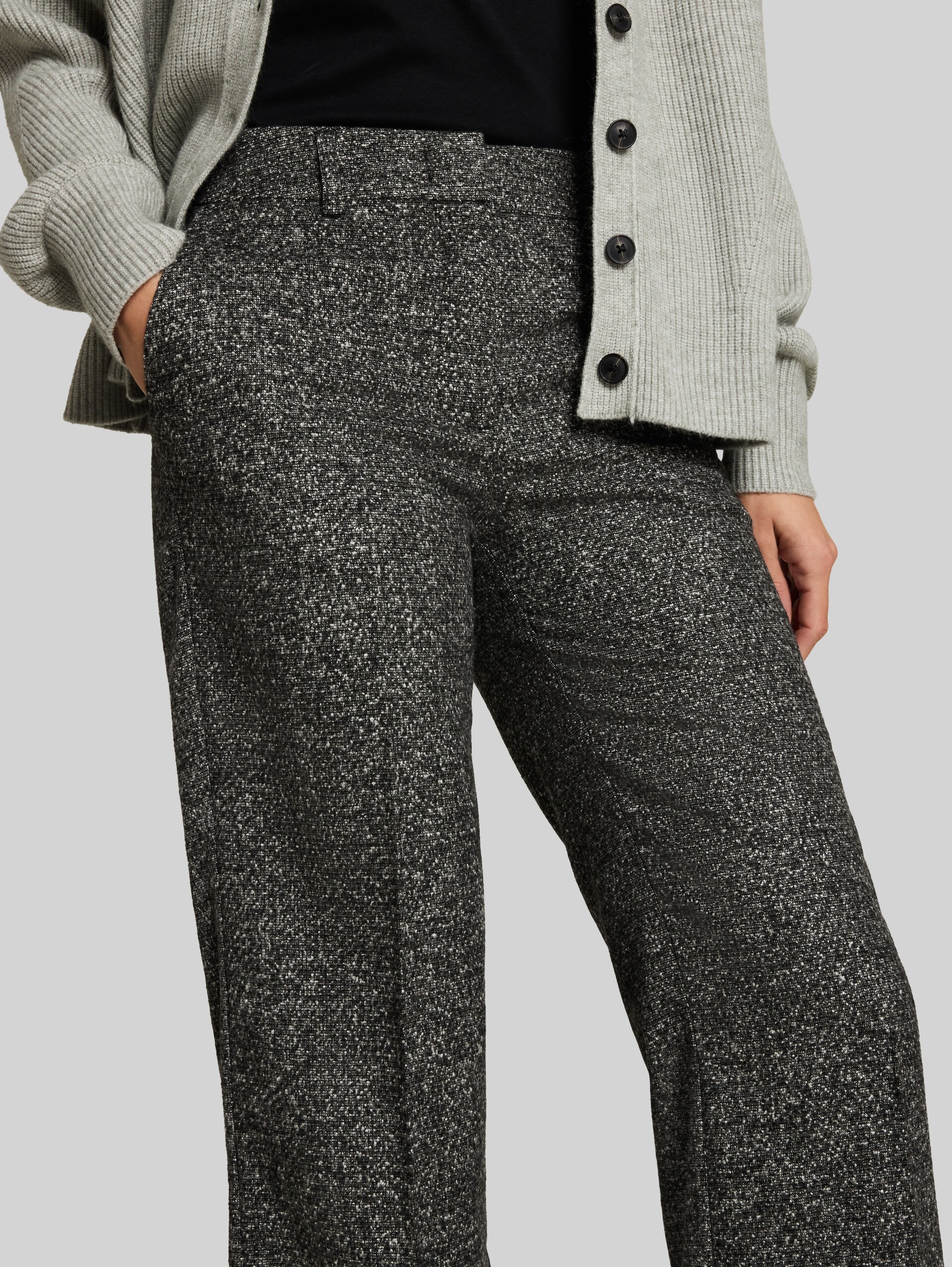 Flared broek in gemêleerde look - whisper white black melange - Detailaanzicht model