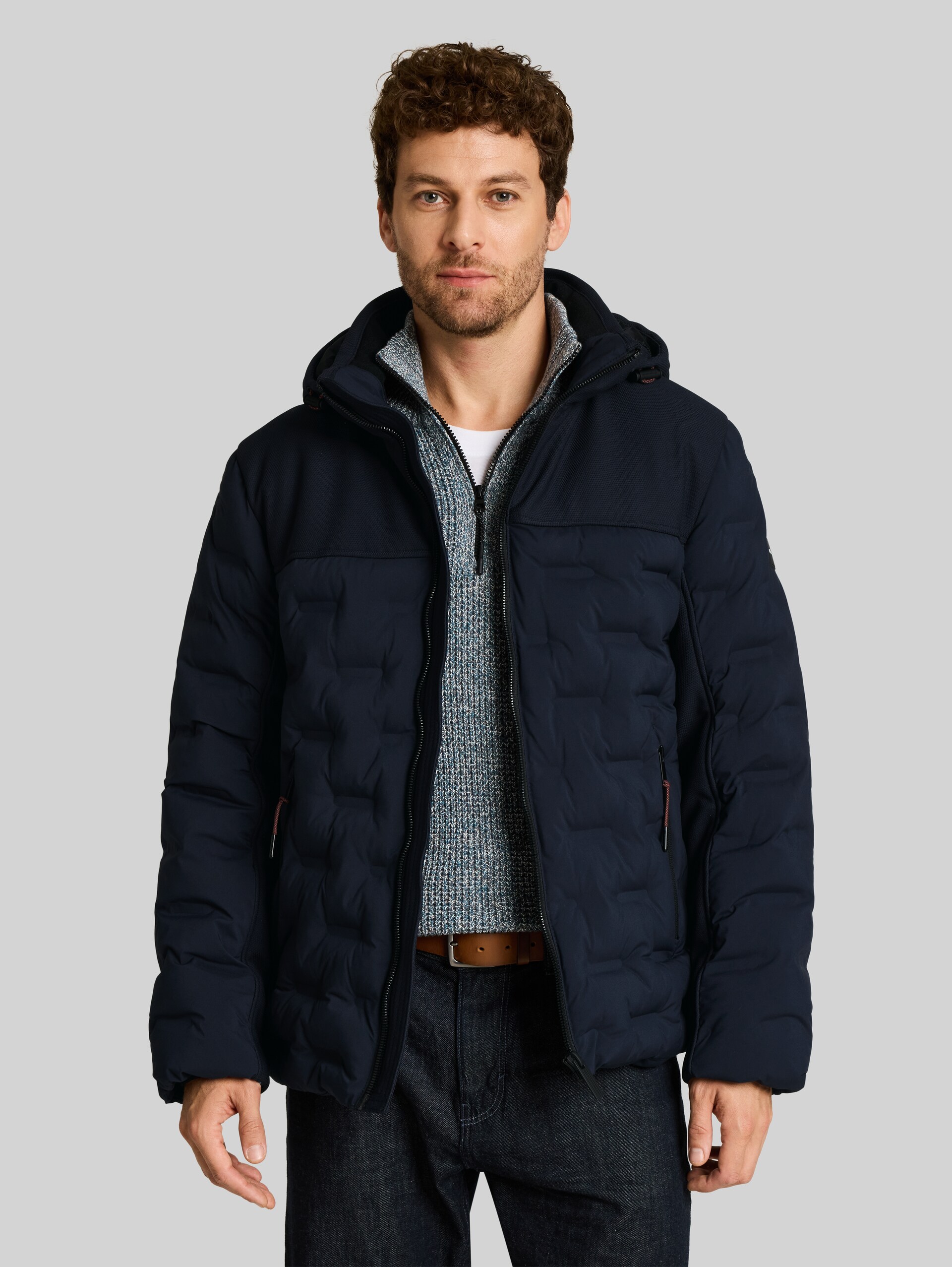 Hybride pufferjas met afneembare capuchon - sky captain blue - Model vooraanzicht