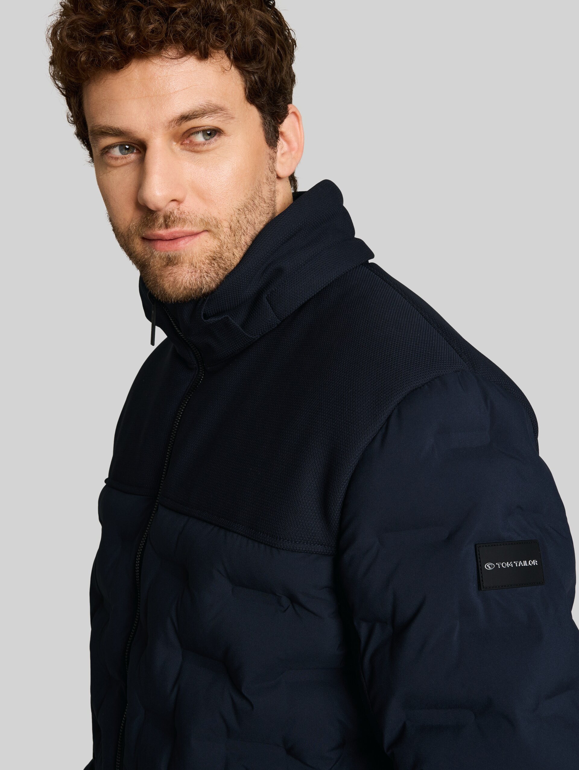 Hybride pufferjas met afneembare capuchon - sky captain blue - Detailaanzicht model
