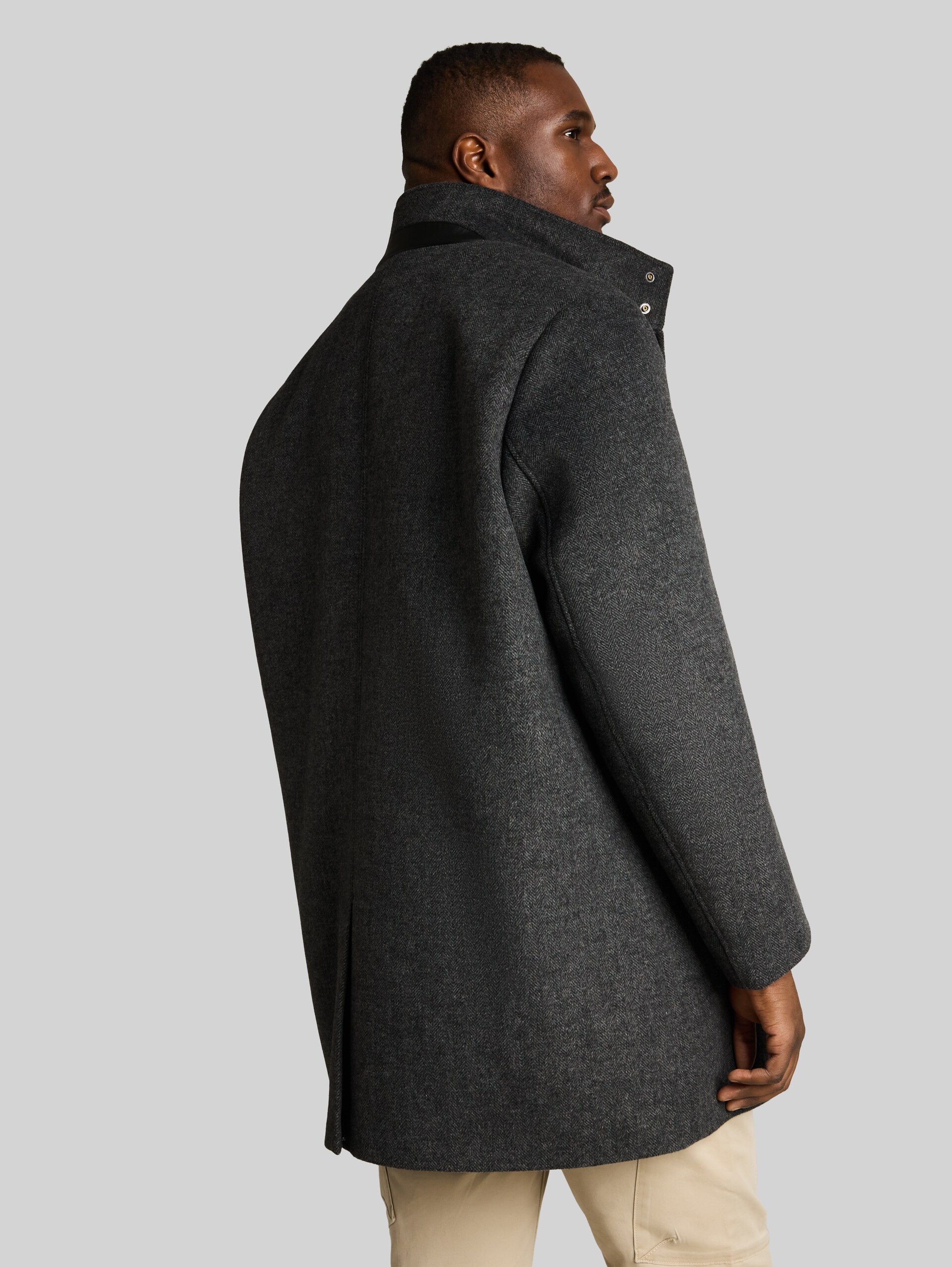Plus Size - 2-in-1 Wollmantel mit abnehmbarem Einsatz - dark grey black herringbone - Model-Rückansicht