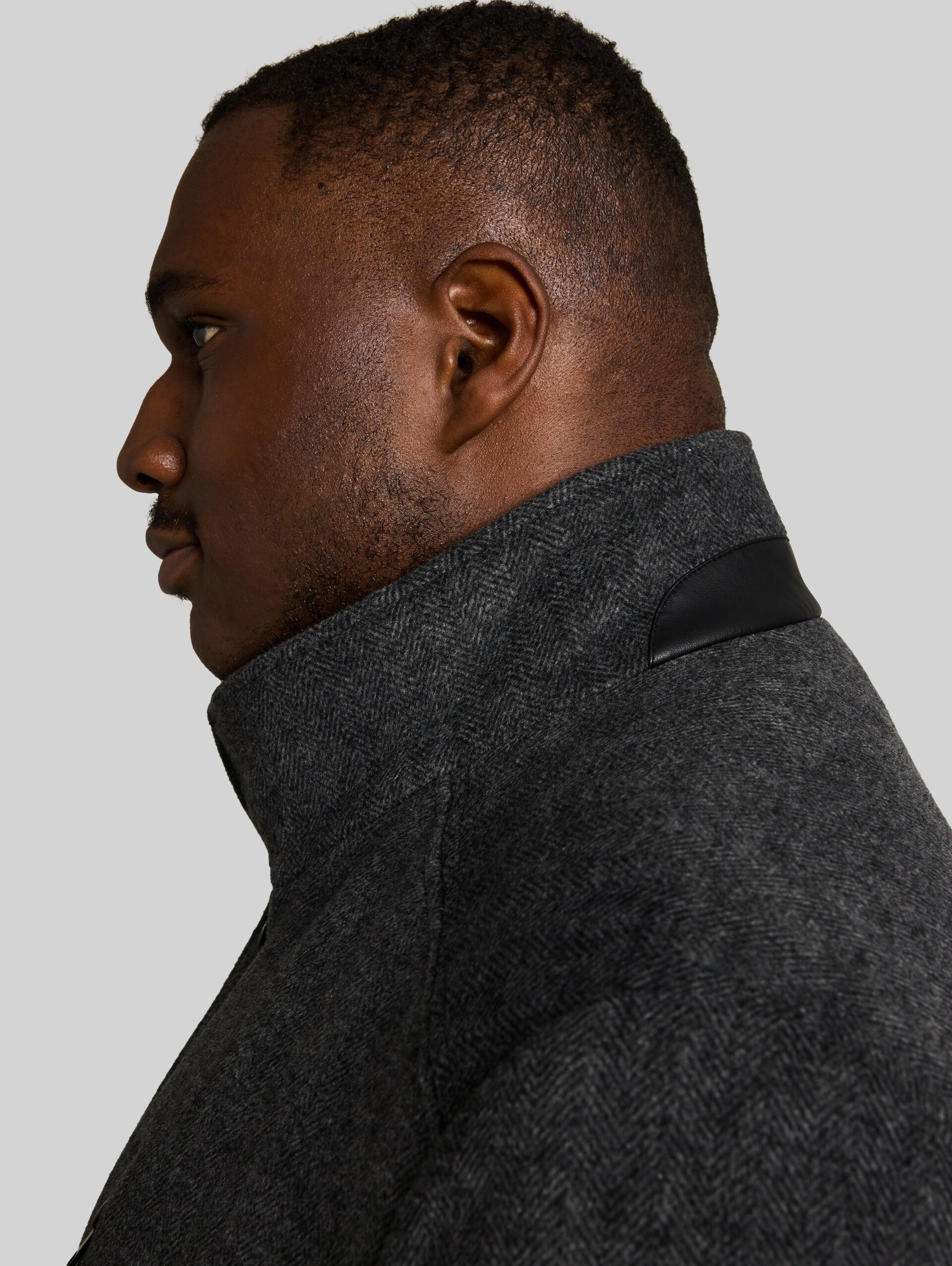 Plus Size - 2-in-1 Wollmantel mit abnehmbarem Einsatz - dark grey black herringbone - Detail-Model-Ansicht