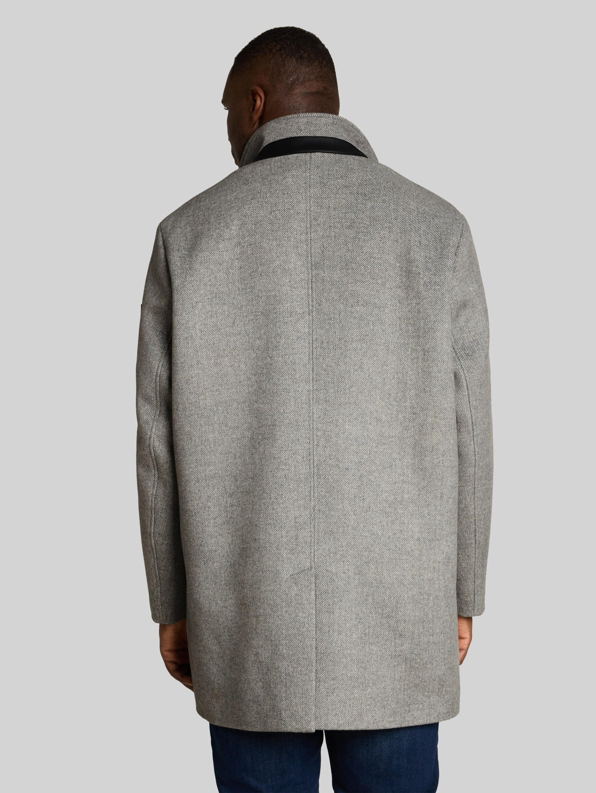 Plus Size - 2-in-1 Wollmantel mit abnehmbarem Einsatz - mid grey melange twill - Model-Rückansicht