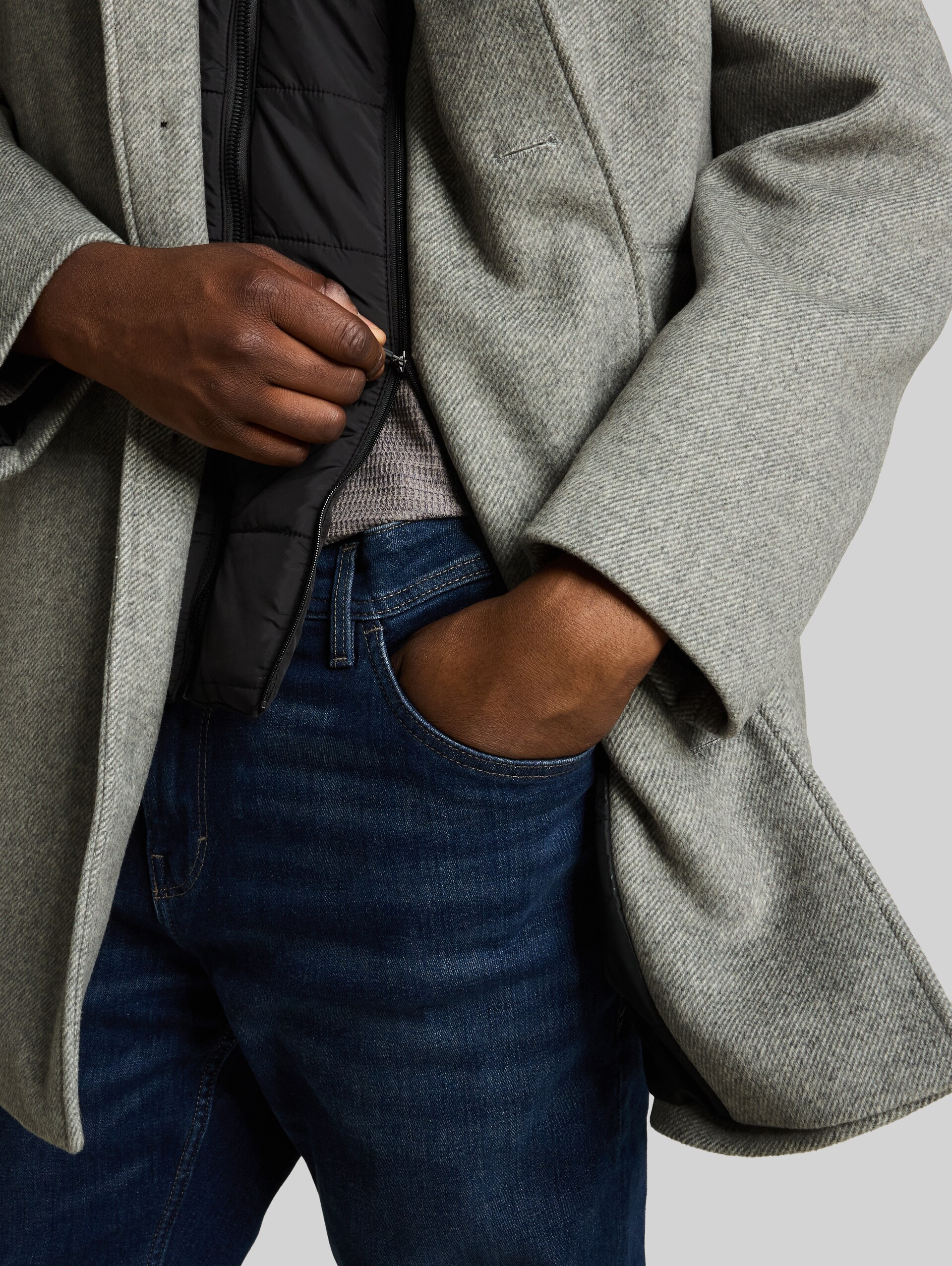 Plus Size - 2-in-1 Wollmantel mit abnehmbarem Einsatz - mid grey melange twill - Detail-Model-Ansicht
